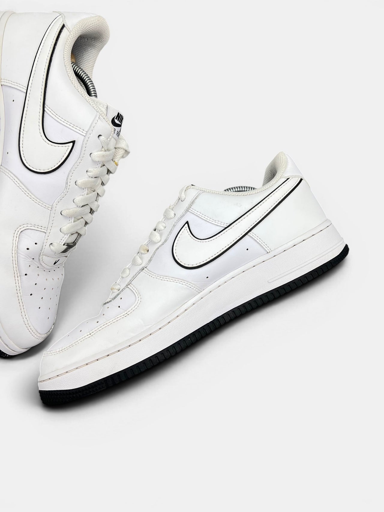 Nike Air Force 1 Low White Black Outline — buty sportowe męskie w bardzo dobrym stanie rozmiar 45.5, wewnętrzny panel prawego buta