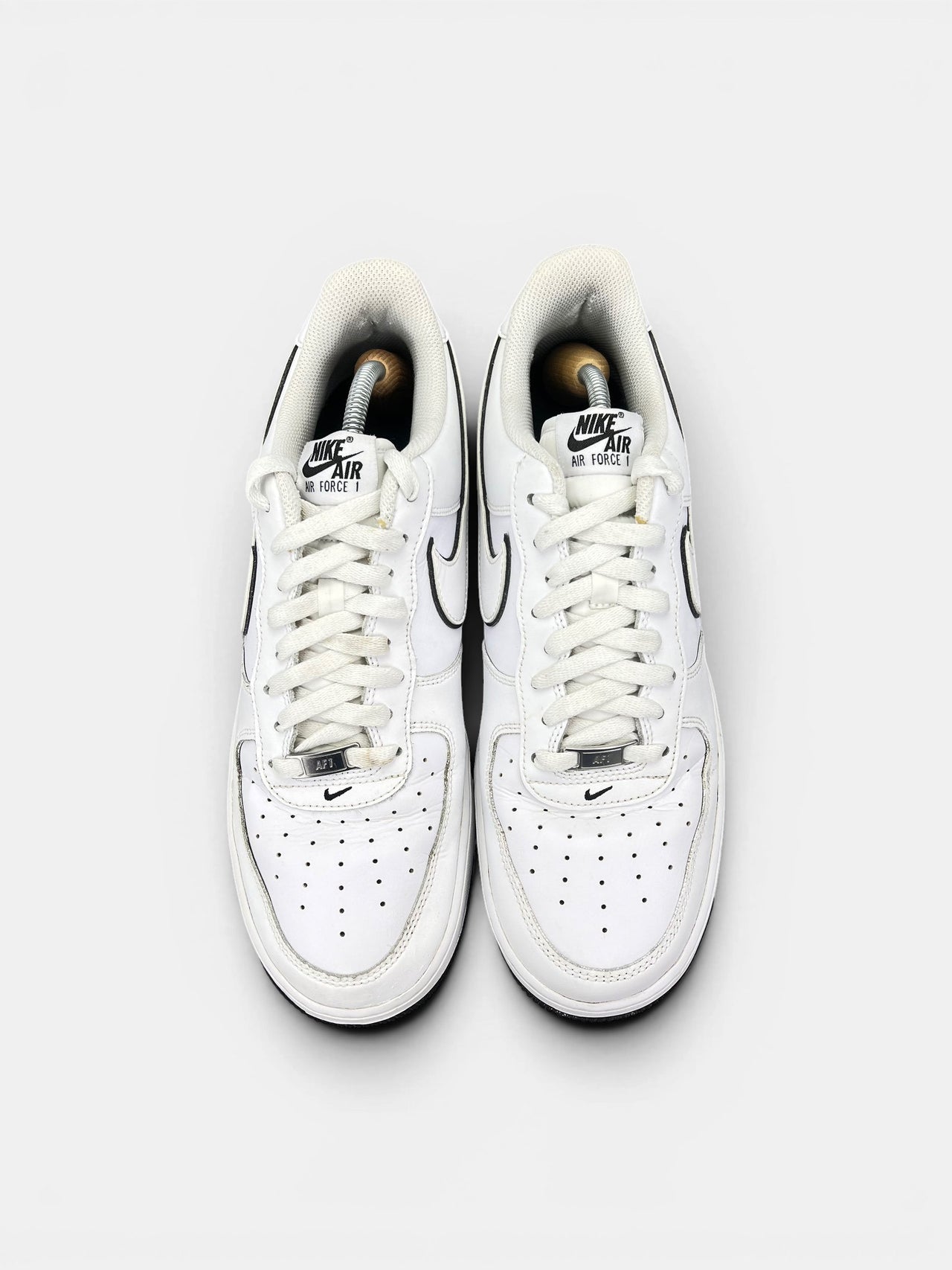 Nike Air Force 1 Low White Black Outline — buty sportowe męskie w bardzo dobrym stanie rozmiar 45.5, widok z góry