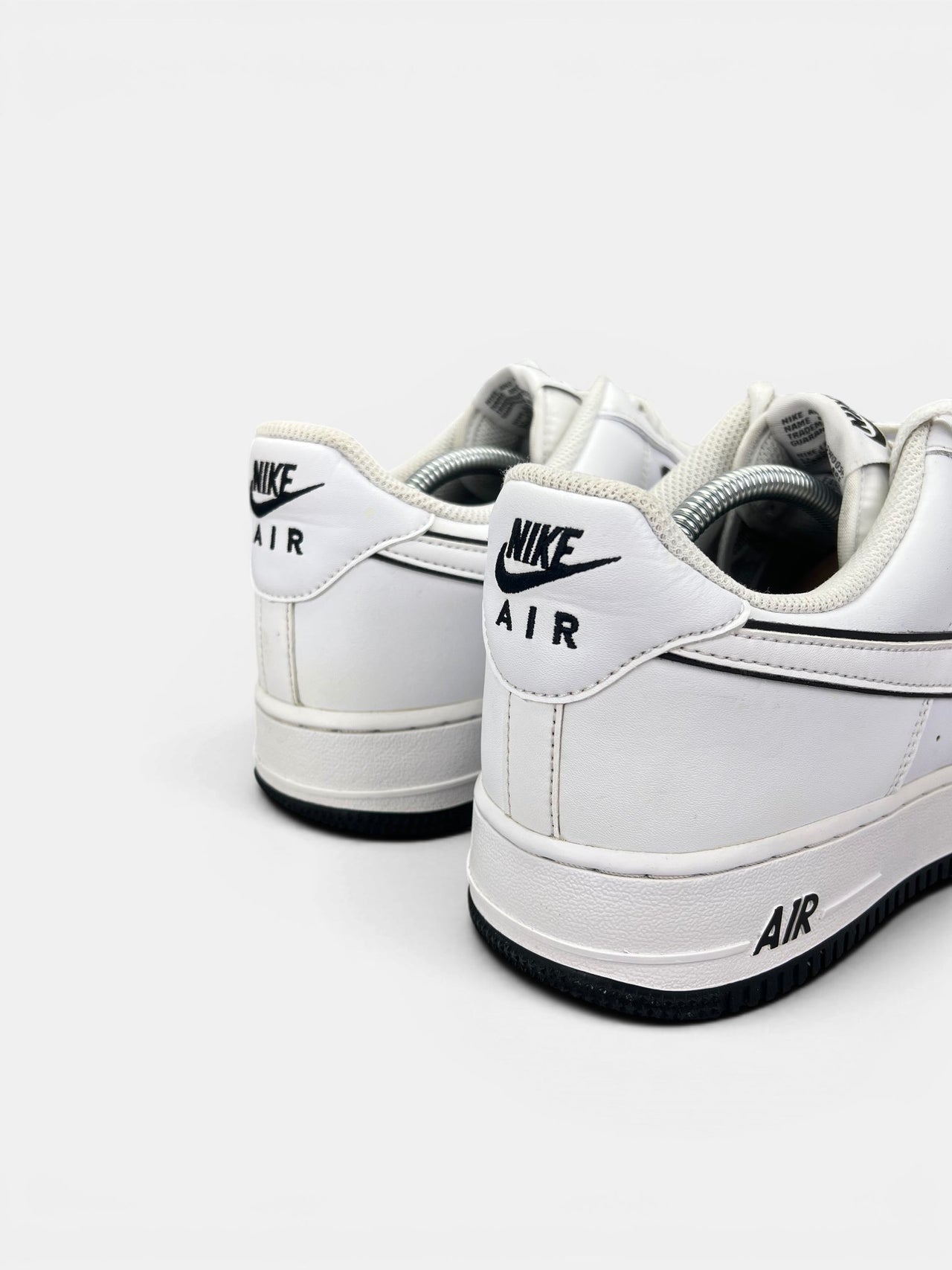 Nike Air Force 1 Low White Black Outline — buty sportowe męskie w bardzo dobrym stanie rozmiar 45.5, widok z tyłu