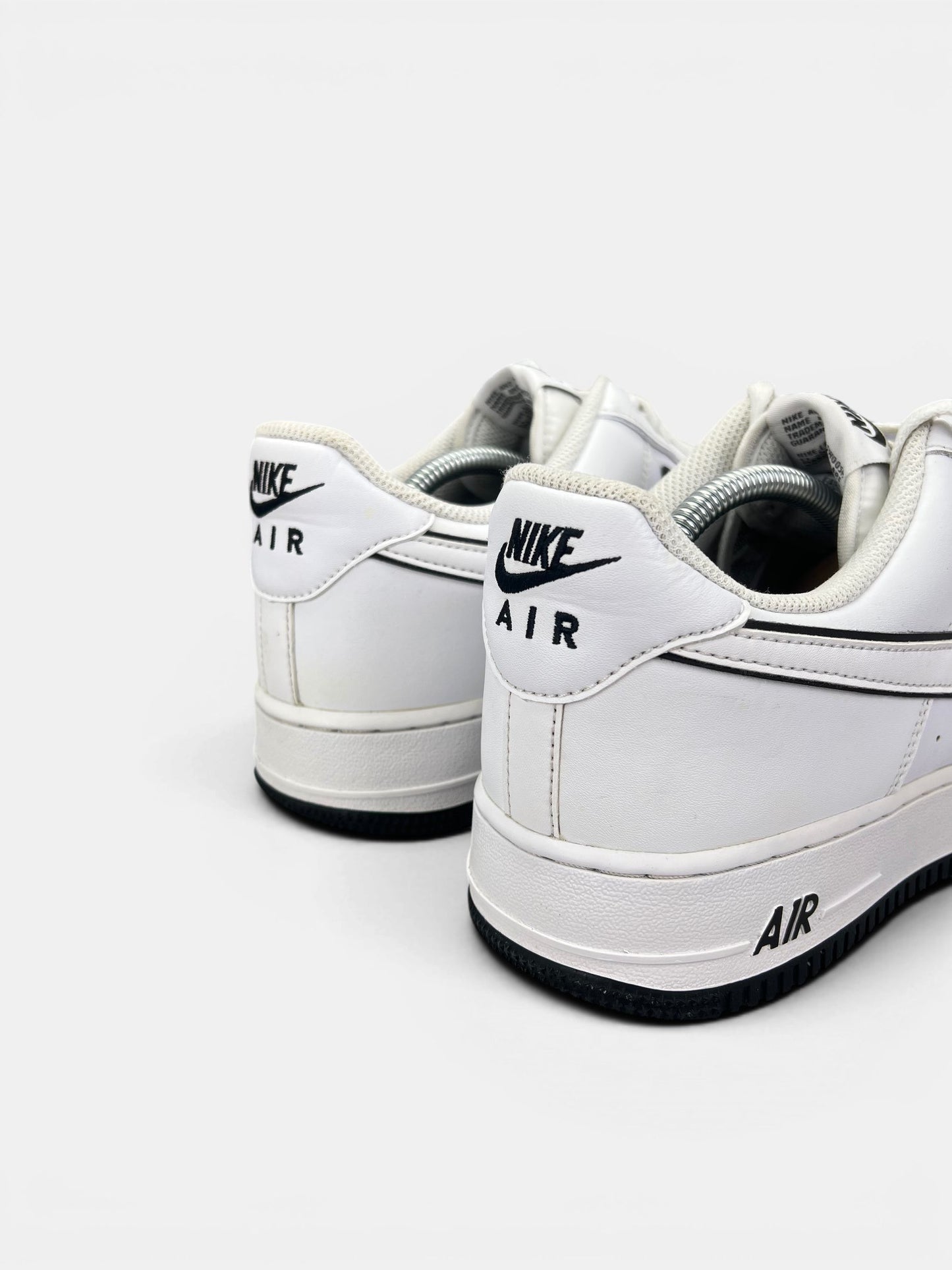 Nike Air Force 1 Low White Black Outline — buty sportowe męskie w bardzo dobrym stanie rozmiar 45.5, widok z tyłu