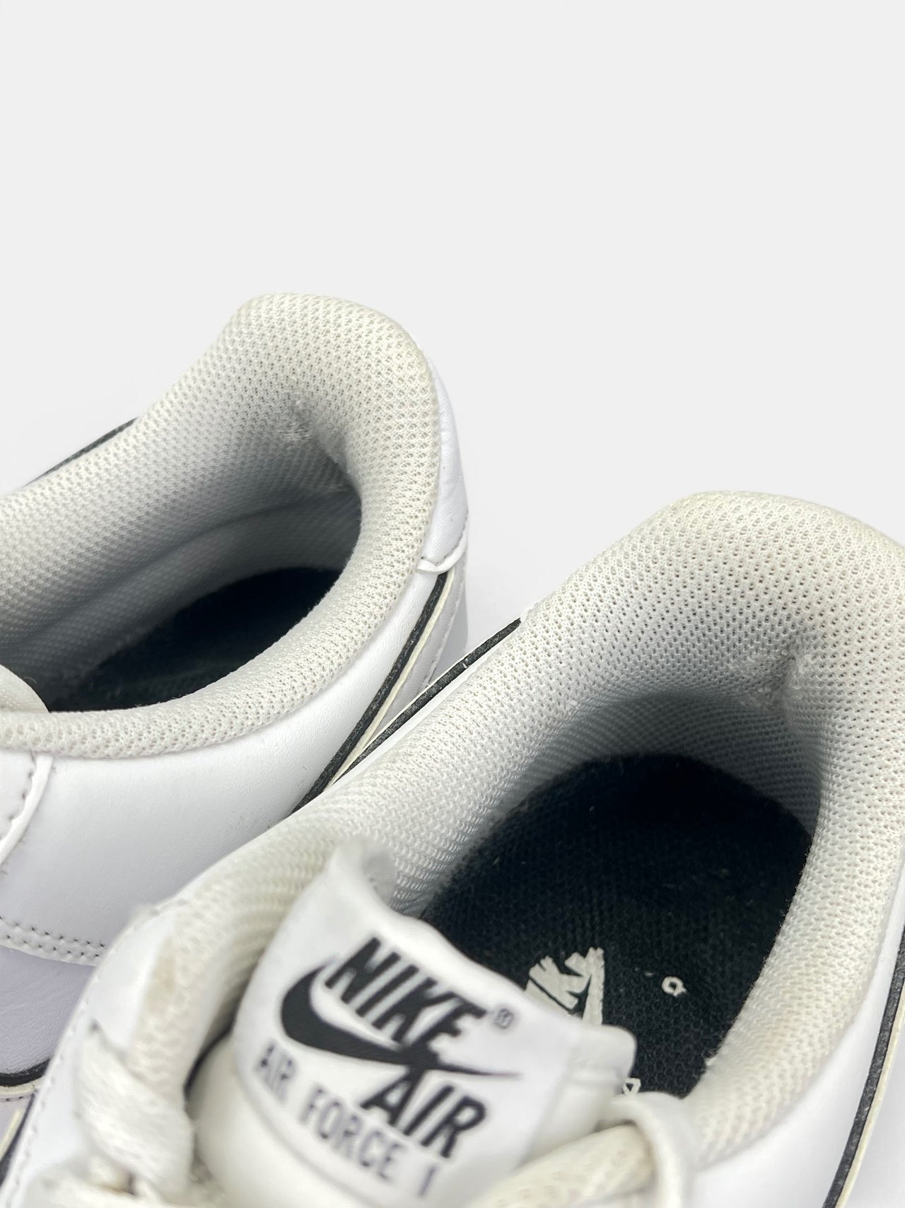 Nike Air Force 1 Low White Black Outline — buty sportowe męskie w bardzo dobrym stanie rozmiar 45.5, zapiętki butów