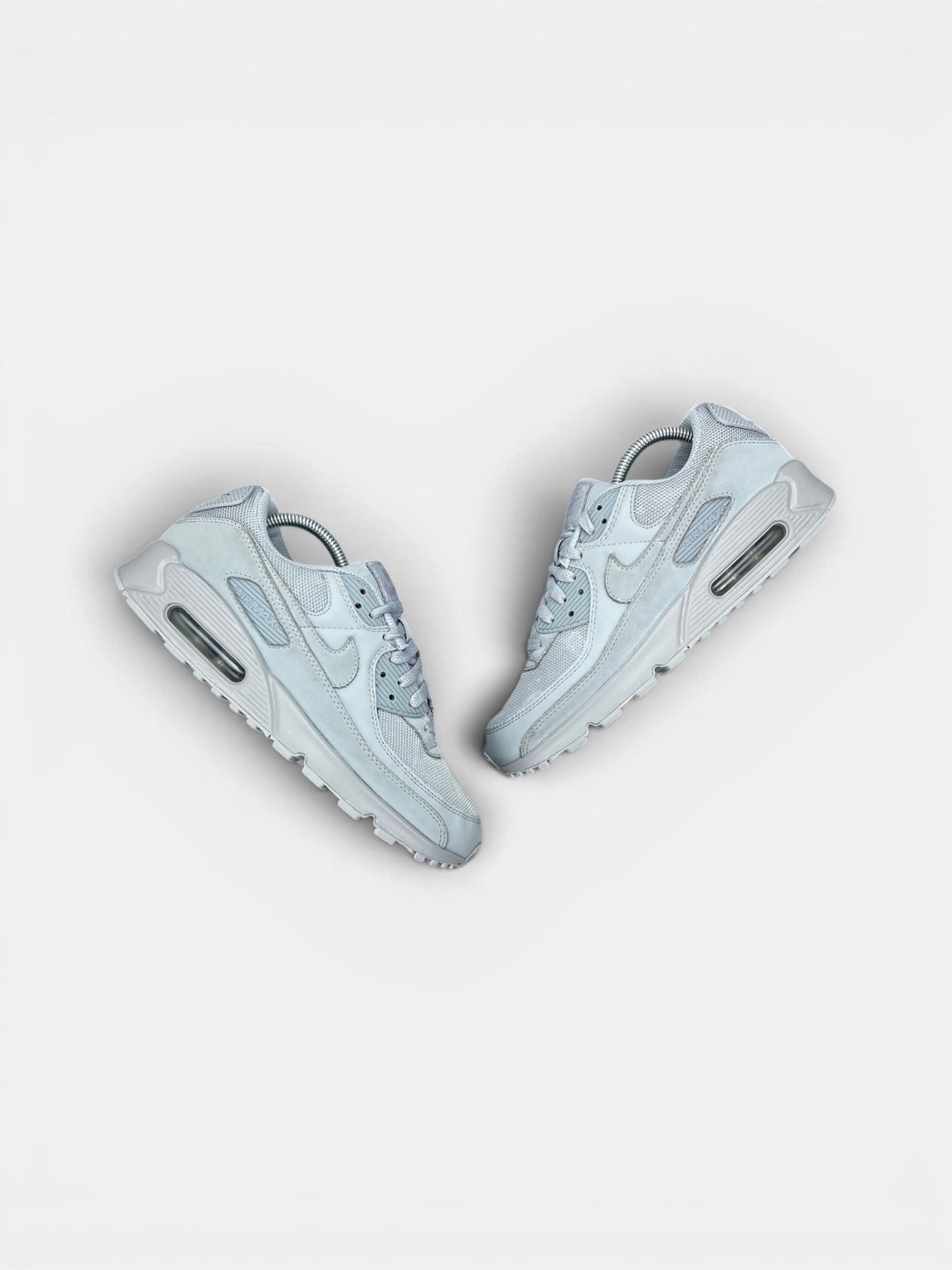 Nike Air Max 90 Wolf Grey — buty sportowe męskie w bardzo dobrym stanie rozmiar 43, widok z góry na zewnętrzną stronę butów