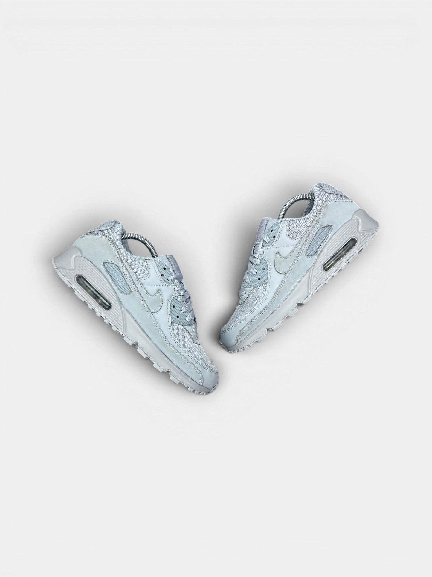 Nike Air Max 90 Wolf Grey — buty sportowe męskie w bardzo dobrym stanie rozmiar 43, widok z góry na zewnętrzną stronę butów