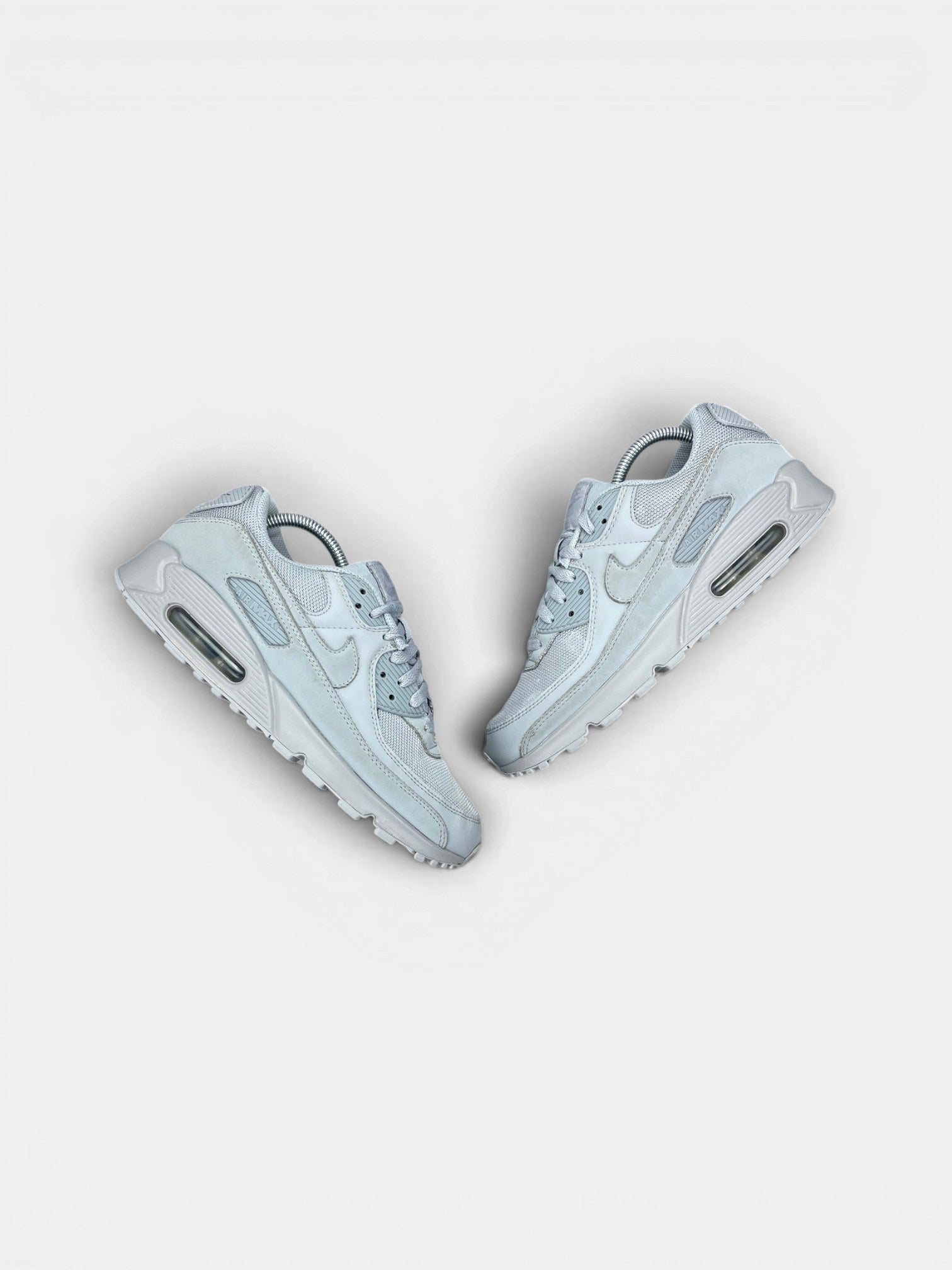 Nike Air Max 90 Wolf Grey — buty sportowe męskie w bardzo dobrym stanie rozmiar 43, widok z góry na zewnętrzną stronę butów
