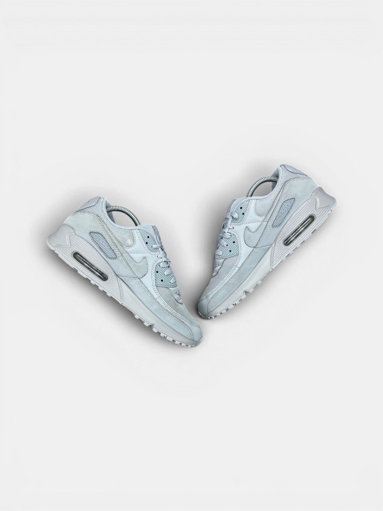 Nike Air Max 90 Wolf Grey — buty sportowe męskie w bardzo dobrym stanie rozmiar 43, zewnętrzny panel prawego buta