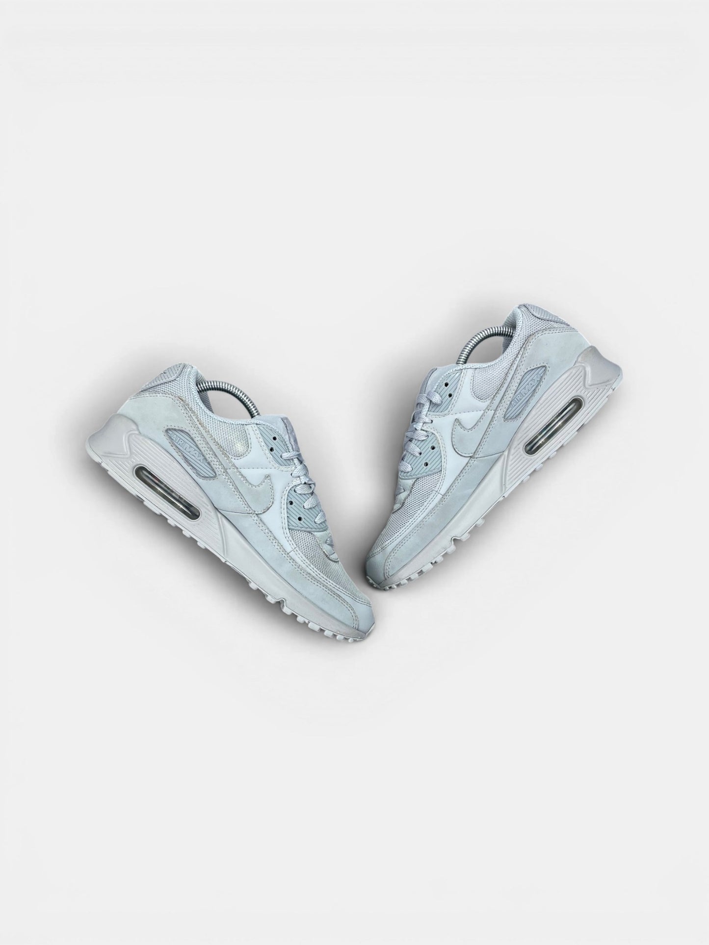 Nike Air Max 90 Wolf Grey — buty sportowe męskie w bardzo dobrym stanie rozmiar 43, zewnętrzny panel prawego buta
