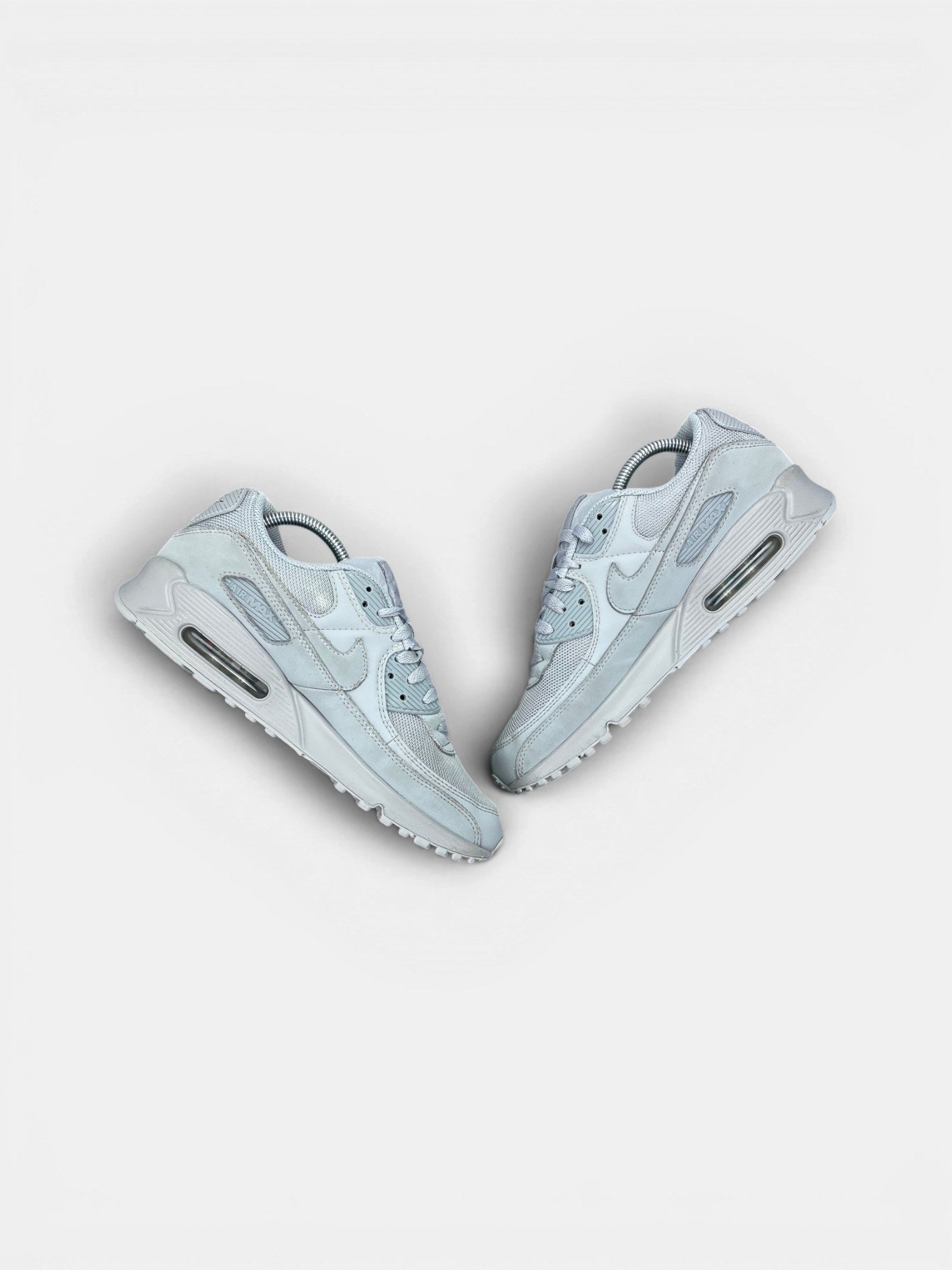 Nike Air Max 90 Wolf Grey — buty sportowe męskie w bardzo dobrym stanie rozmiar 43, zewnętrzny panel prawego buta