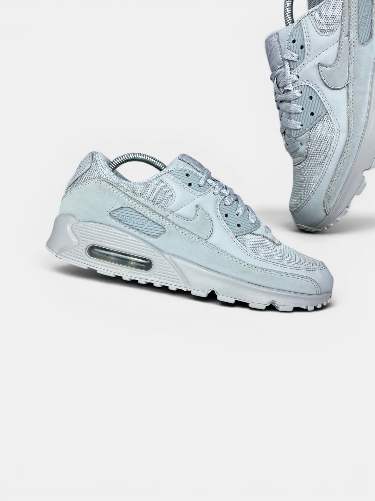 Nike Air Max 90 Wolf Grey — buty sportowe męskie w bardzo dobrym stanie rozmiar 43, zewnętrzny panel lewego buta
