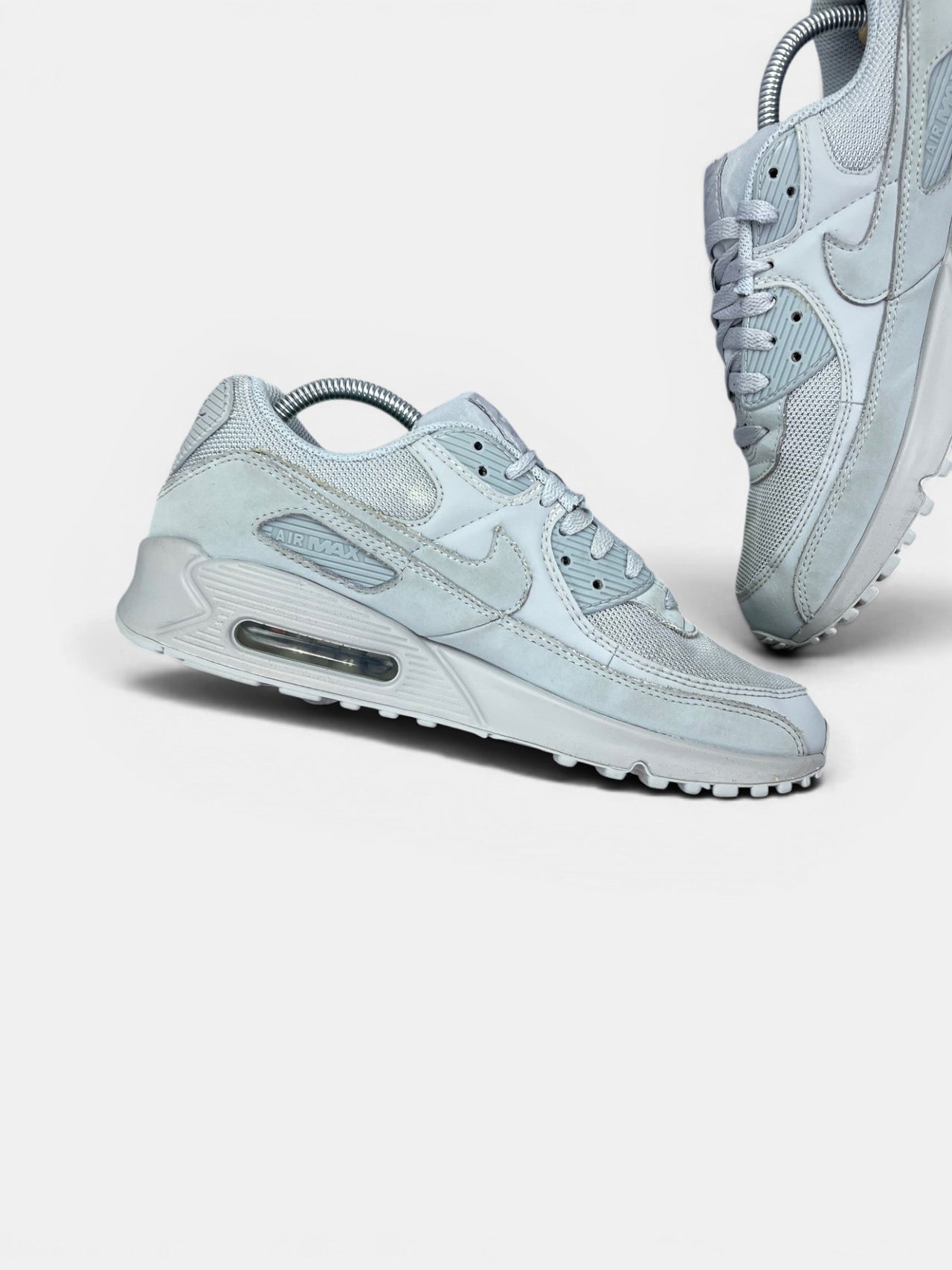Nike Air Max 90 Wolf Grey — buty sportowe męskie w bardzo dobrym stanie rozmiar 43, wewnętrzny panel lewego buta