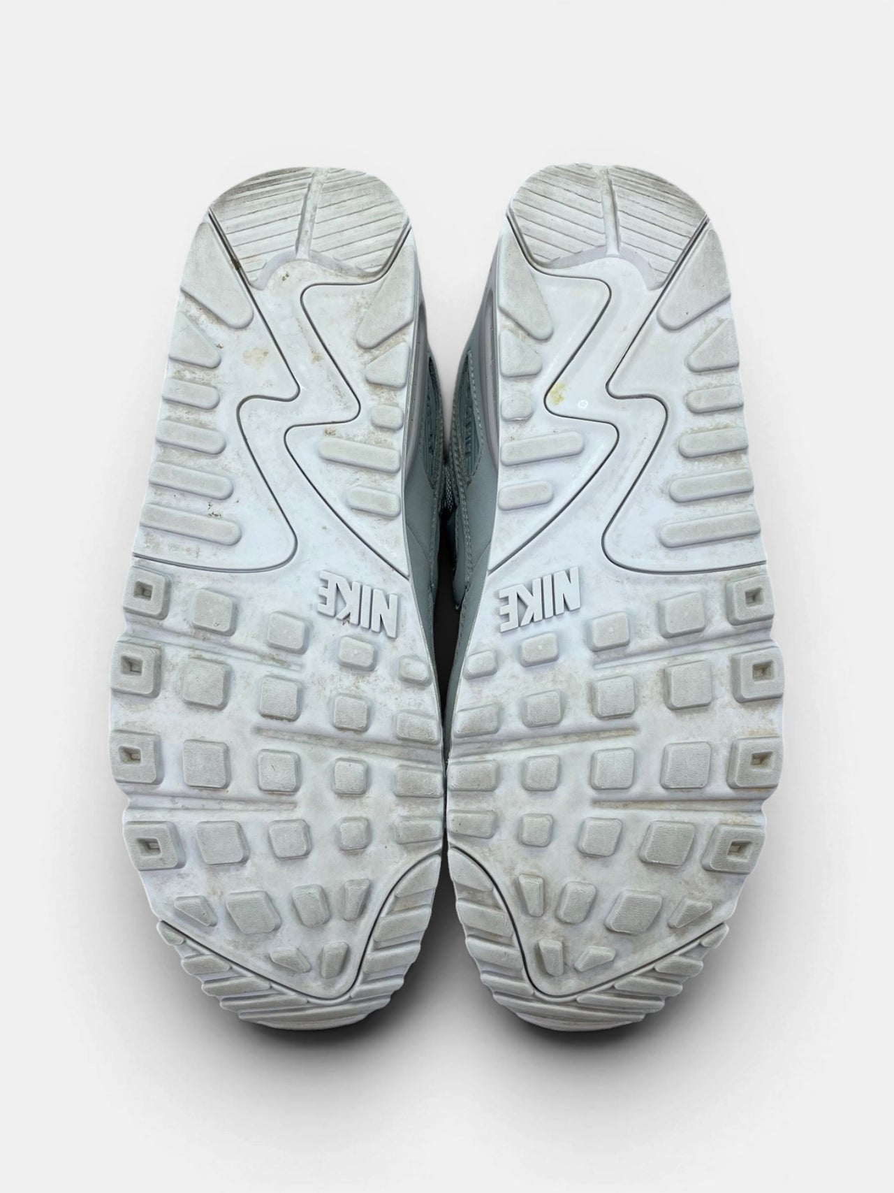 Nike Air Max 90 Wolf Grey — buty sportowe męskie w bardzo dobrym stanie rozmiar 43, podeszwa