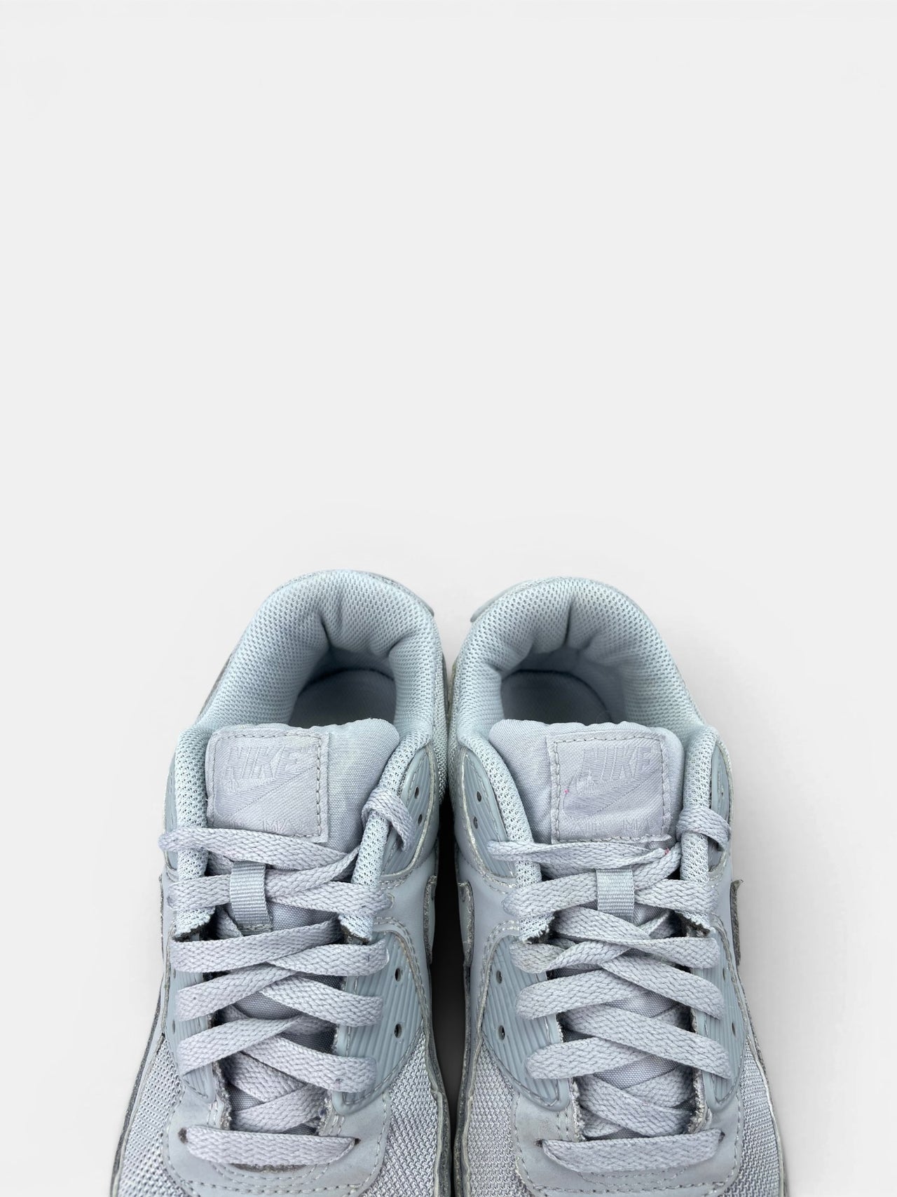 Nike Air Max 90 Wolf Grey — buty sportowe męskie w bardzo dobrym stanie rozmiar 43, zapiętki butów