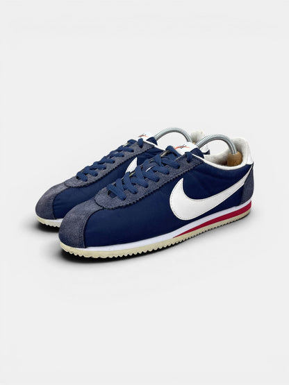 Nike Classic Cortez Midnight Navy — buty sportowe męskie w bardzo dobrym stanie rozmiar 42.5, widok z boku