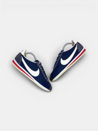 Nike Classic Cortez Midnight Navy — buty sportowe męskie w bardzo dobrym stanie rozmiar 42.5, widok z góry na zewnętrzną stronę butów