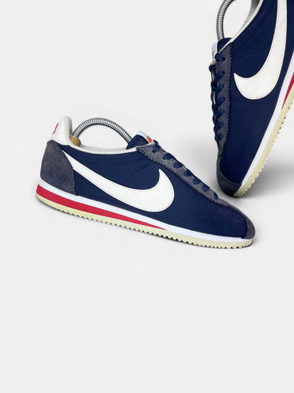 Nike Classic Cortez Midnight Navy — buty sportowe męskie w bardzo dobrym stanie rozmiar 42.5, zewnętrzny panel lewego buta