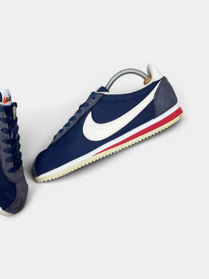 Nike Classic Cortez Midnight Navy — buty sportowe męskie w bardzo dobrym stanie rozmiar 42.5, widok z góry na wewnętrzną stronę butów