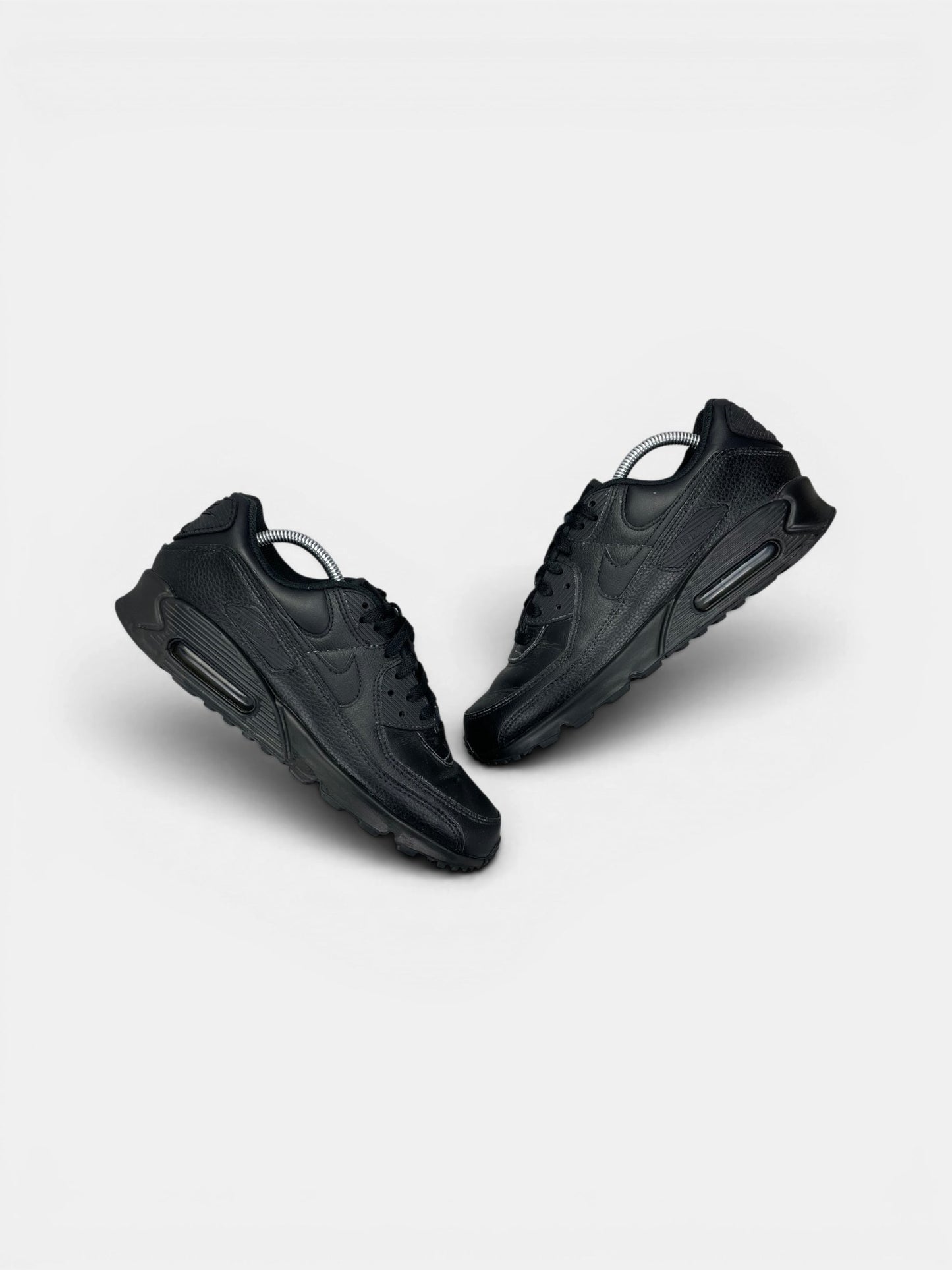 Nike Air Max 90 Triple Black — buty sportowe męskie w bardzo dobrym stanie rozmiar 43, widok z góry na zewnętrzną stronę butów
