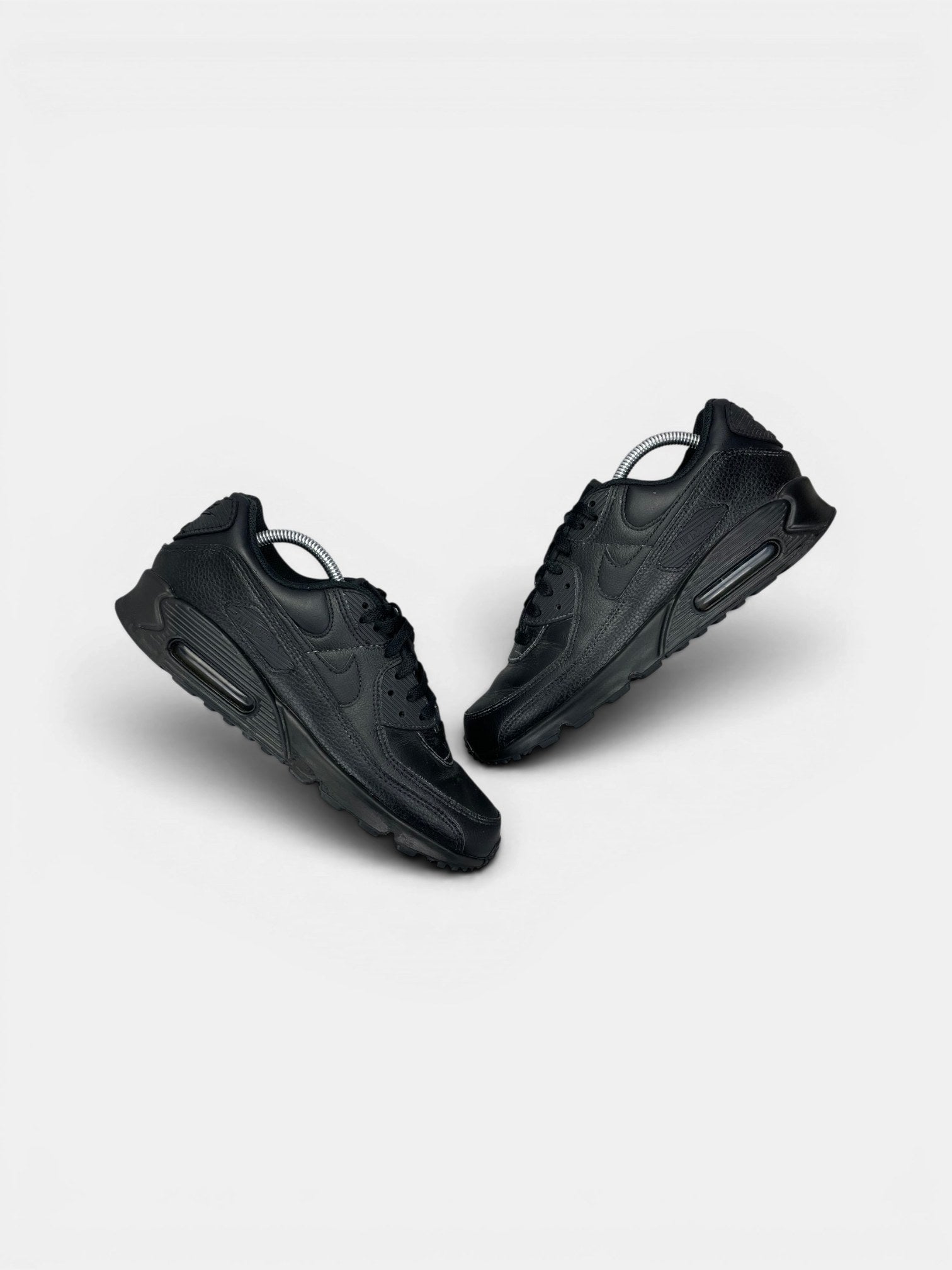 Nike Air Max 90 Triple Black — buty sportowe męskie w bardzo dobrym stanie rozmiar 43, widok z góry na zewnętrzną stronę butów