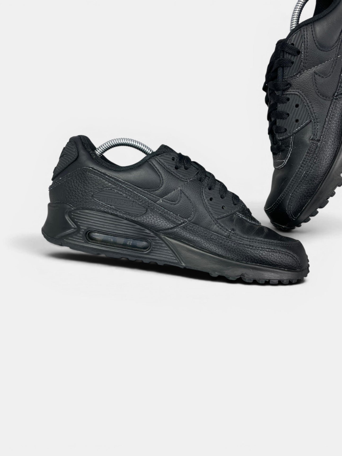 Nike Air Max 90 Triple Black — buty sportowe męskie w bardzo dobrym stanie rozmiar 43, wewnętrzny panel lewego buta