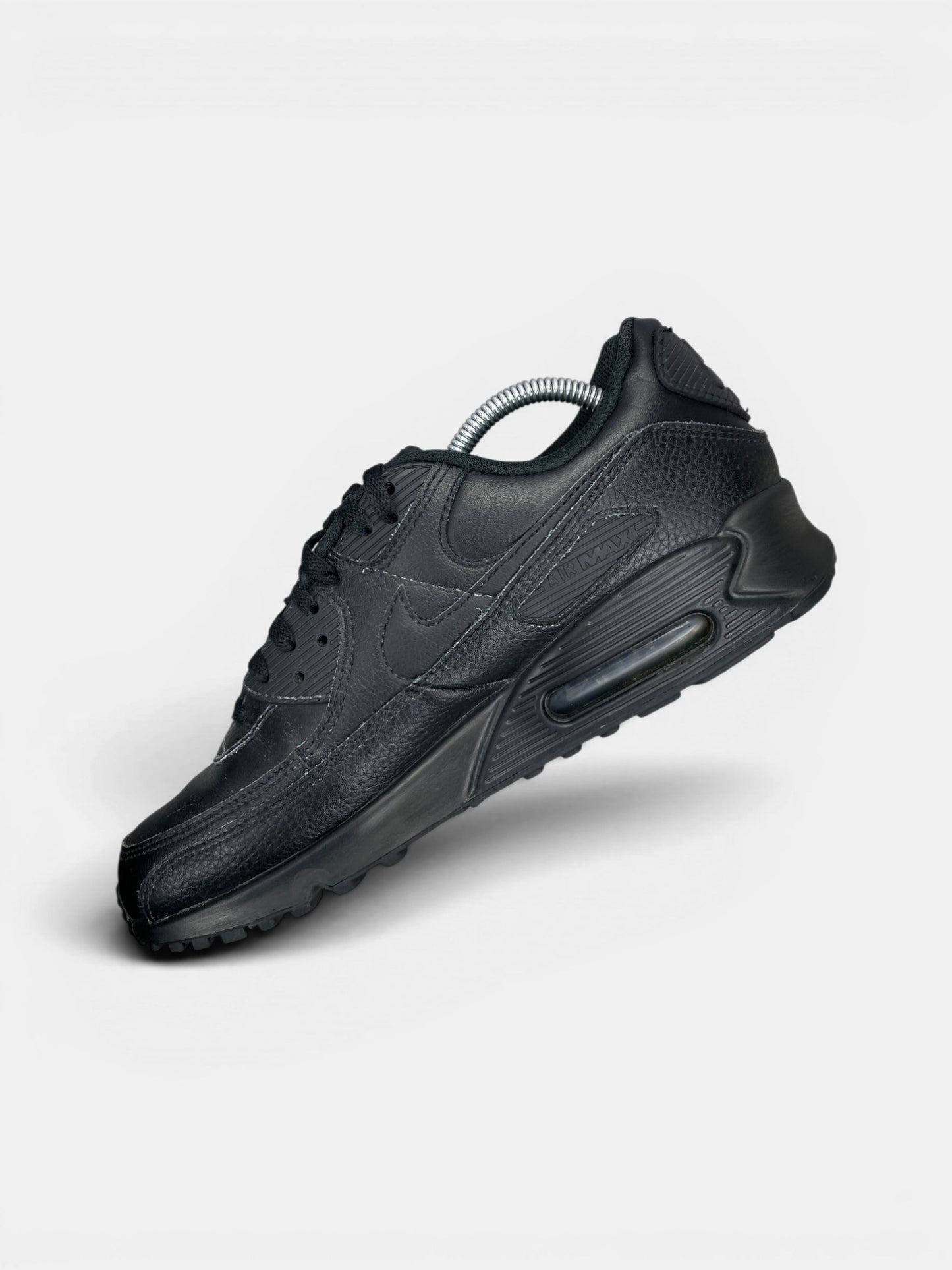 Nike Air Max 90 Triple Black — buty sportowe męskie w bardzo dobrym stanie rozmiar 43, wewnętrzny panel prawego buta