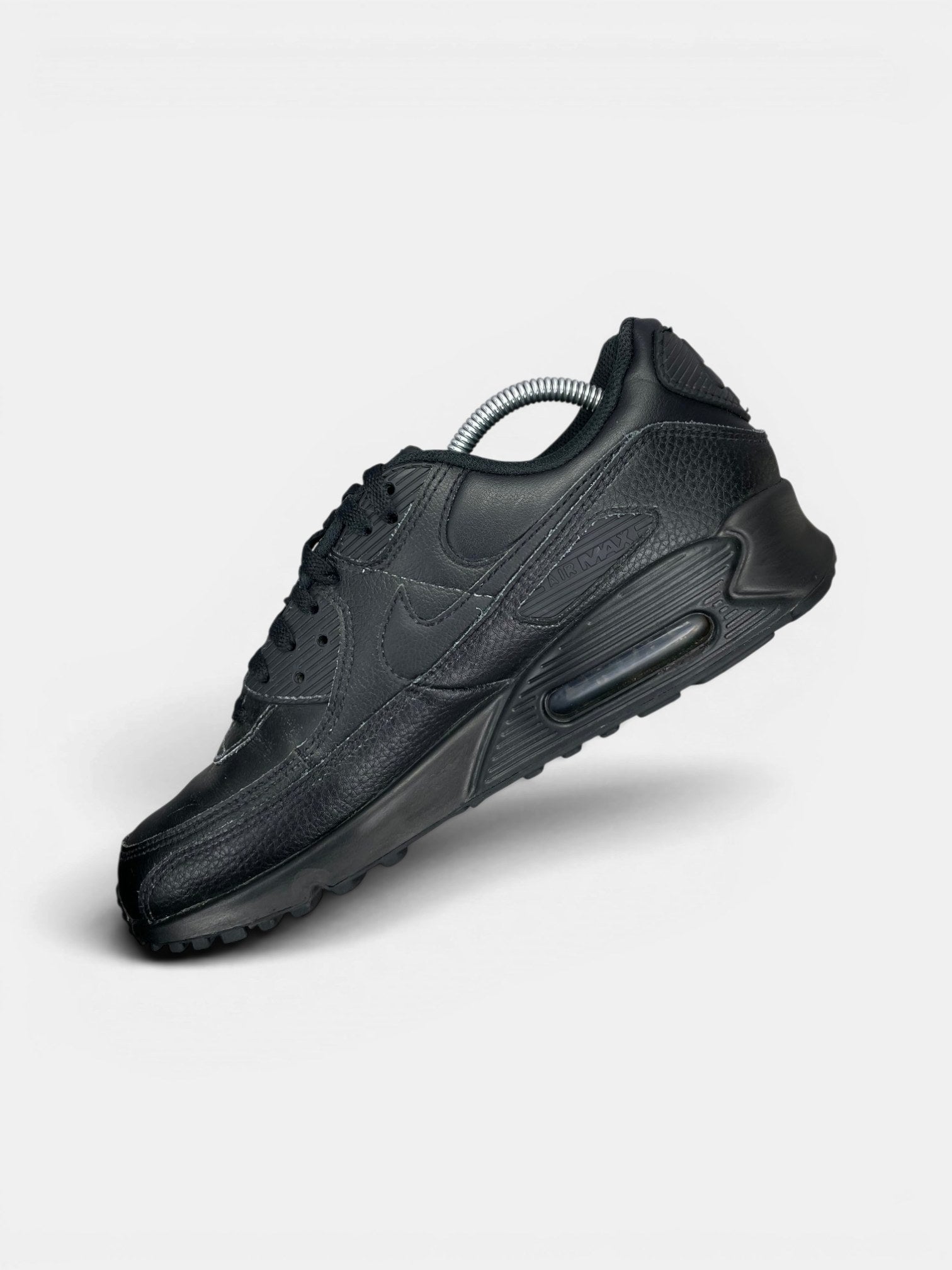 Nike Air Max 90 Triple Black — buty sportowe męskie w bardzo dobrym stanie rozmiar 43, wewnętrzny panel prawego buta