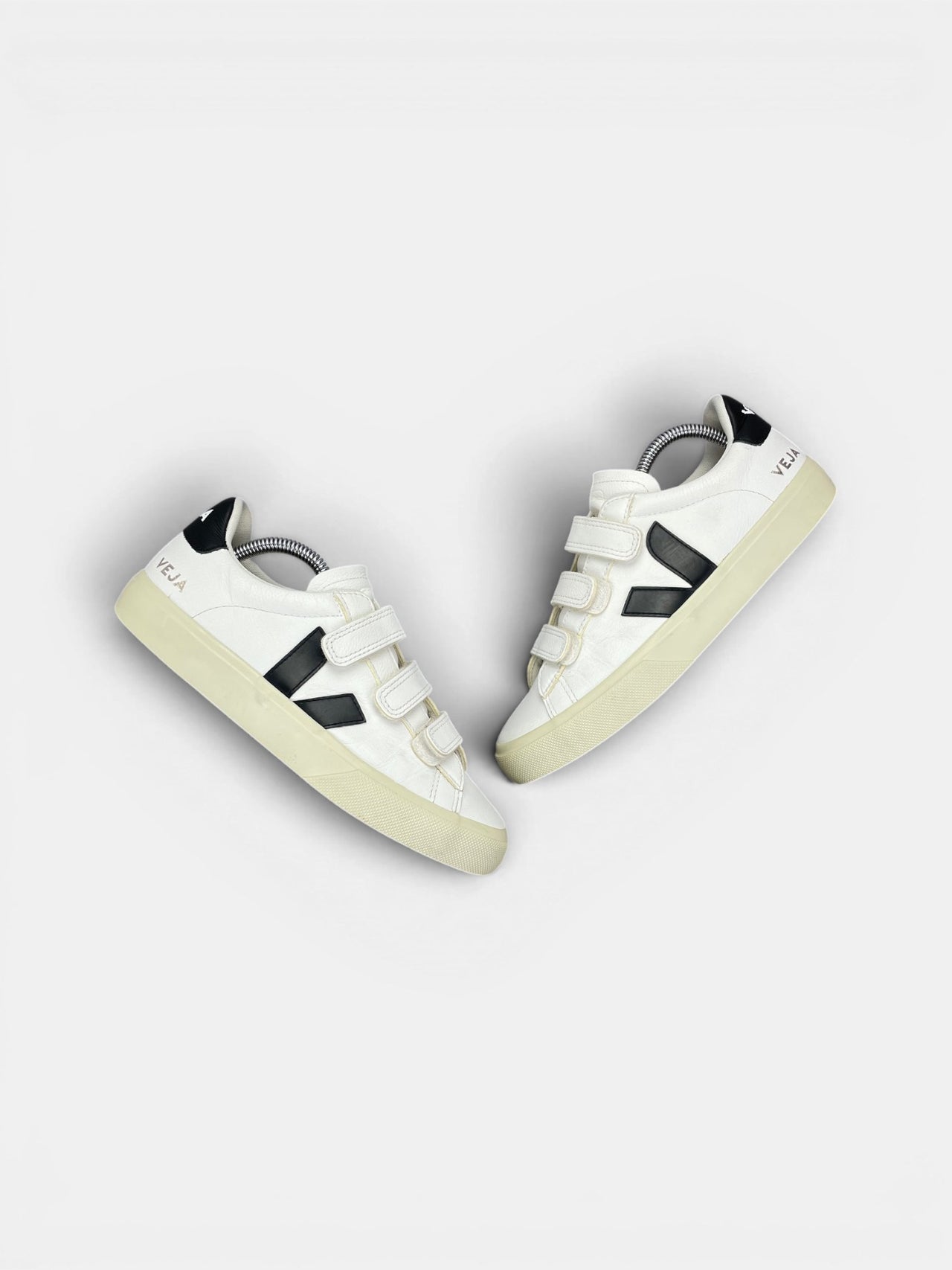 Veja Recife Logo ChromeFree — buty sportowe damskie w bardzo dobrym stanie rozmiar 39, widok z góry na zewnętrzną stronę butów