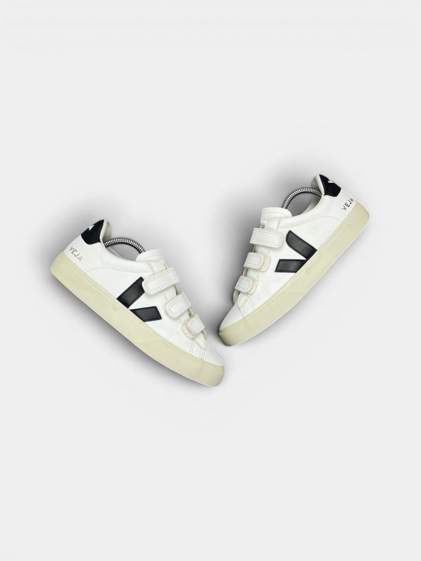 Veja Recife Logo ChromeFree — buty sportowe damskie w bardzo dobrym stanie rozmiar 39, widok z góry na zewnętrzną stronę butów