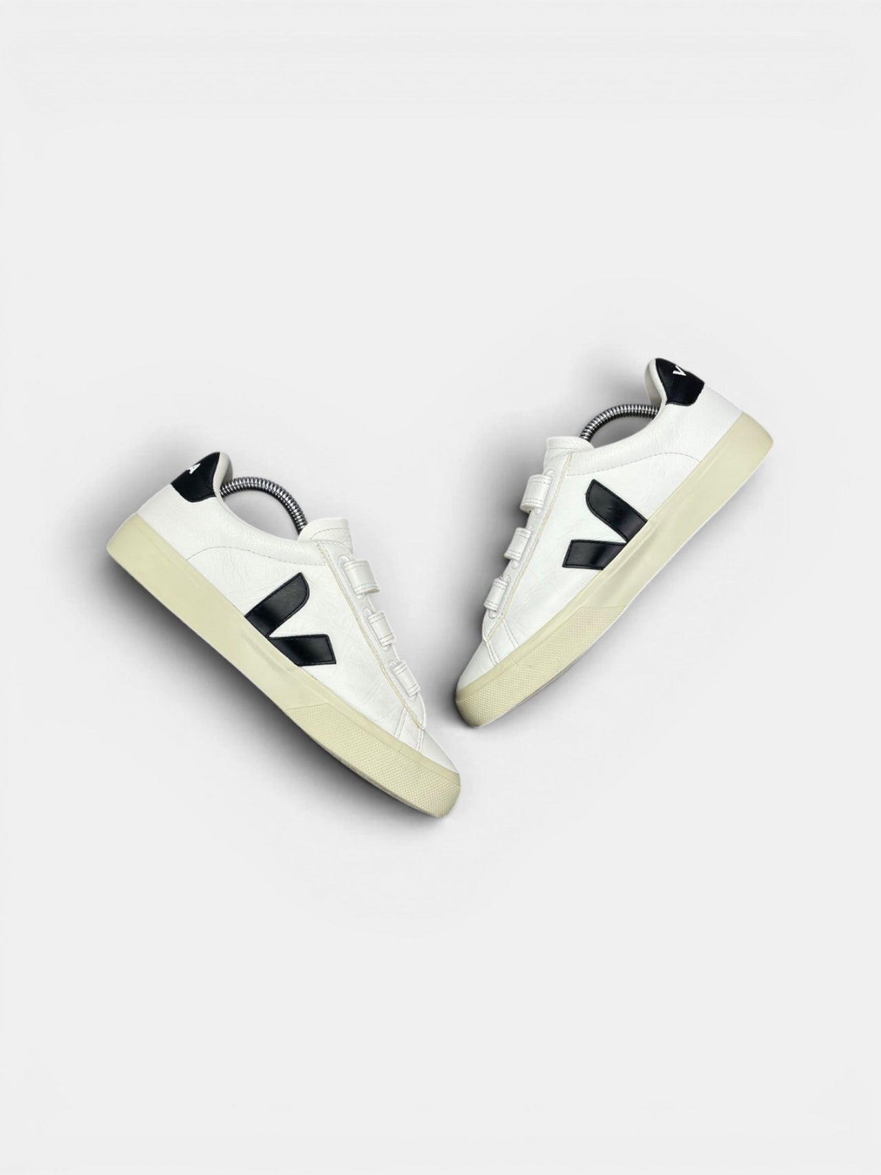 Veja Recife Logo ChromeFree — buty sportowe damskie w bardzo dobrym stanie rozmiar 39, zewnętrzny panel prawego buta