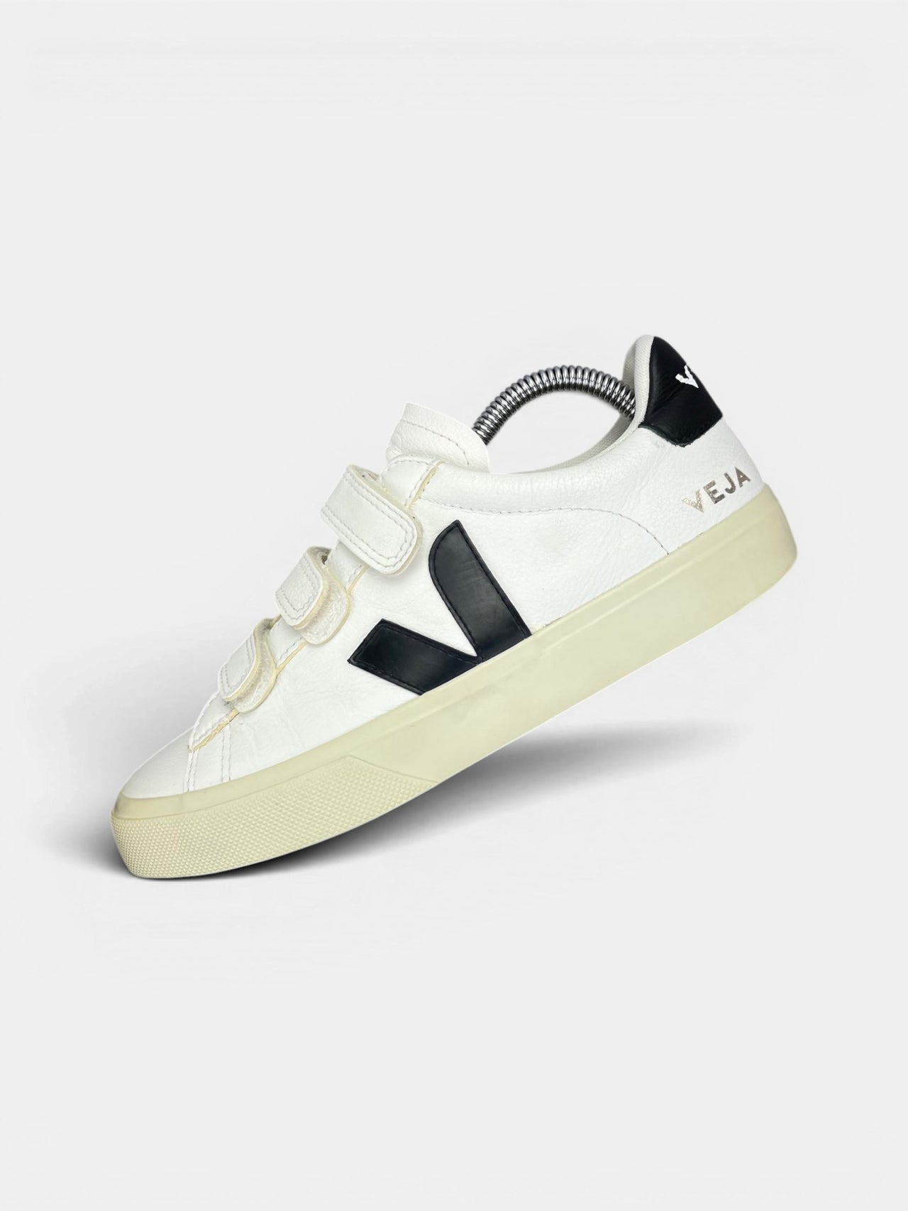 Veja Recife Logo ChromeFree — buty sportowe damskie w bardzo dobrym stanie rozmiar 39, widok z góry na wewnętrzną stronę butów