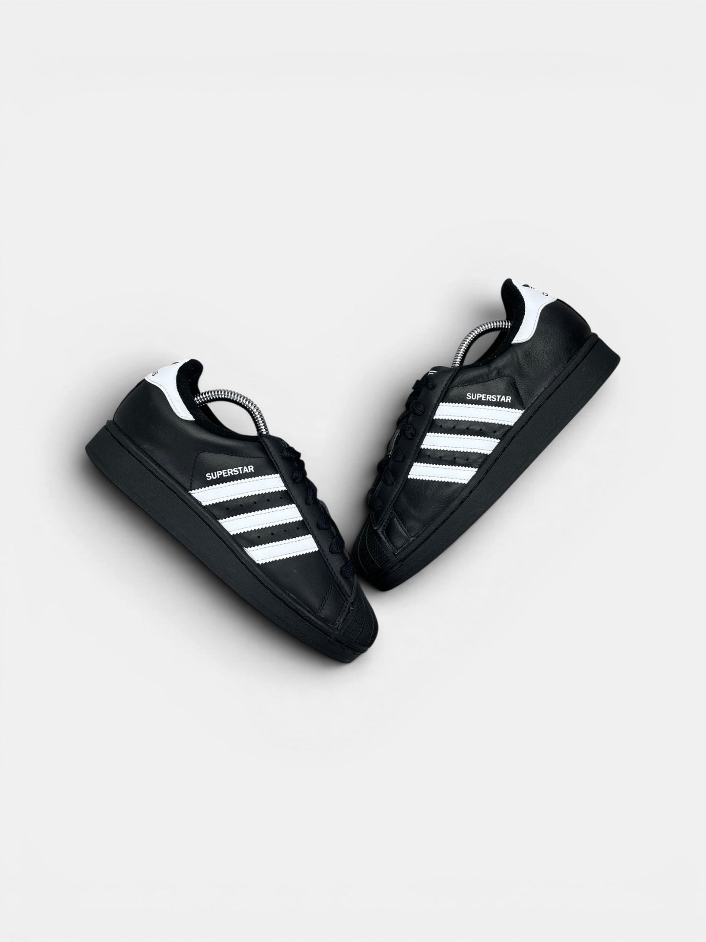 Adidas Superstar II — buty sportowe damskie w bardzo dobrym stanie rozmiar 37 1/3, widok z góry na zewnętrzną stronę butów