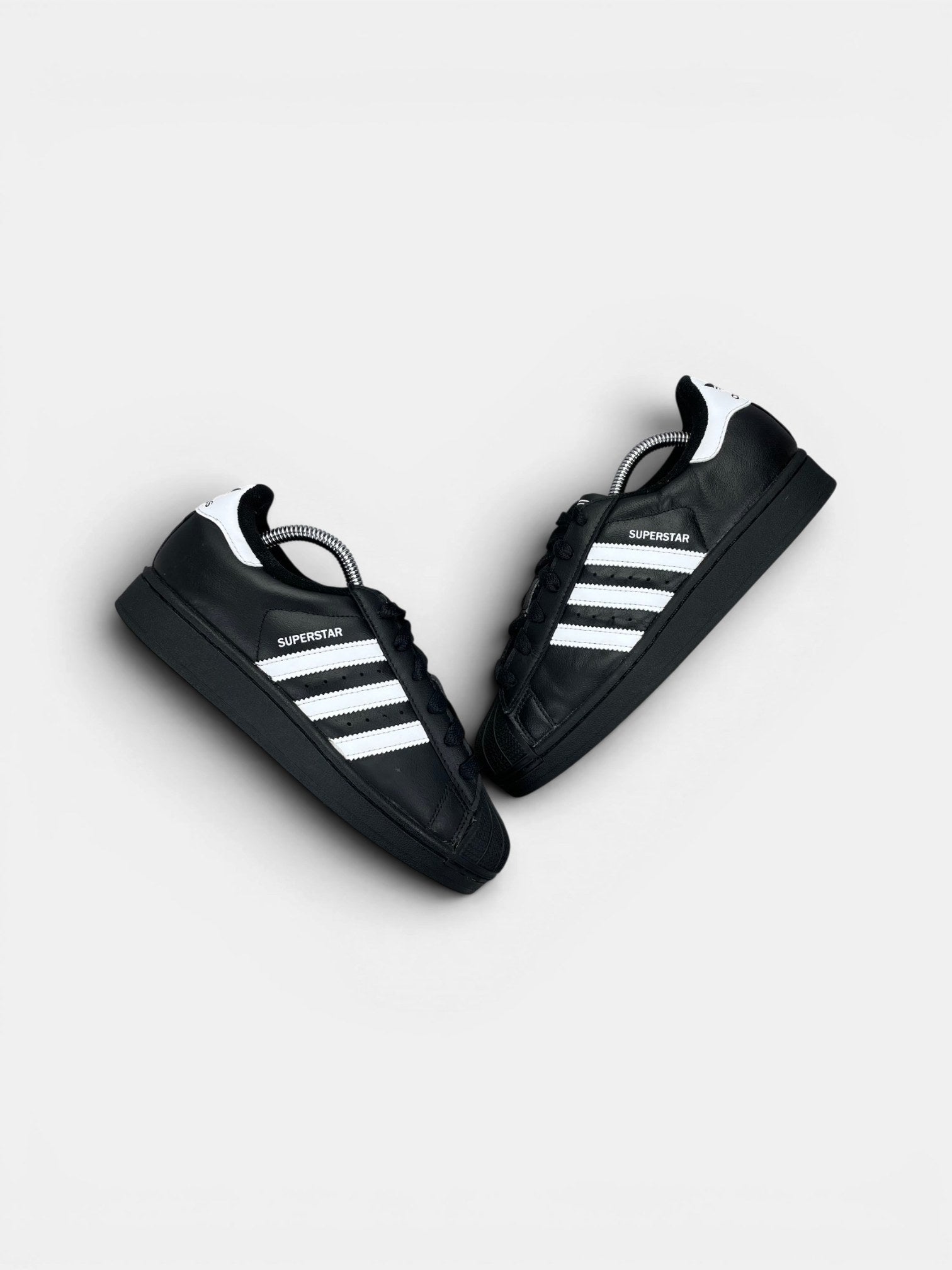 Adidas Superstar II — buty sportowe damskie w bardzo dobrym stanie rozmiar 37 1/3, widok z góry na zewnętrzną stronę butów