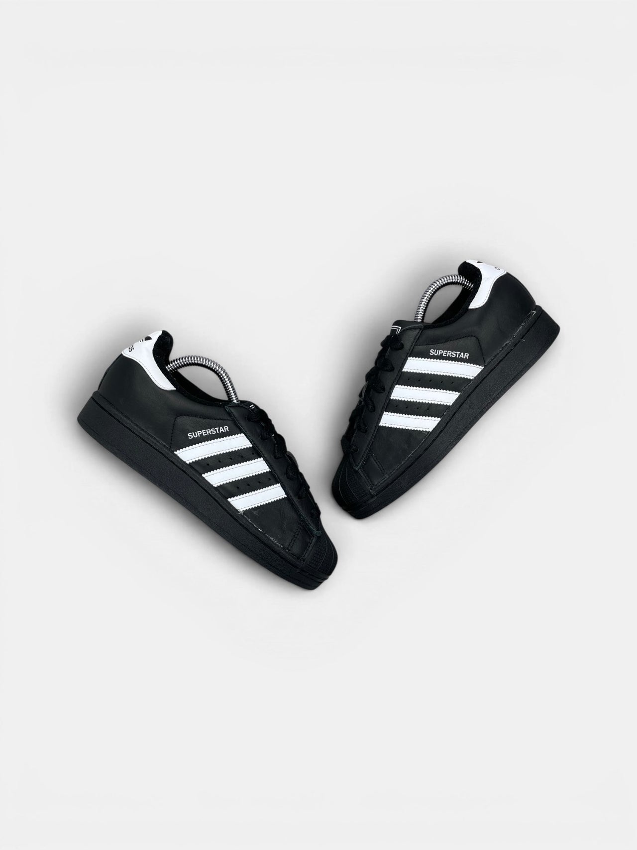 Adidas Superstar II Black White — buty sportowe damskie w bardzo dobrym stanie rozmiar 36, widok z góry na zewnętrzną stronę butów