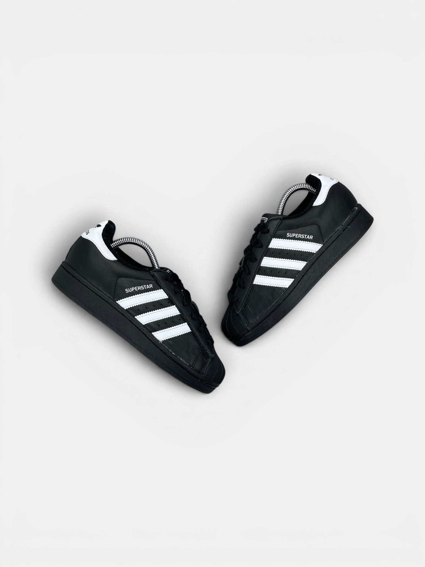 Adidas Superstar II Black White — buty sportowe damskie w bardzo dobrym stanie rozmiar 36, widok z góry na zewnętrzną stronę butów