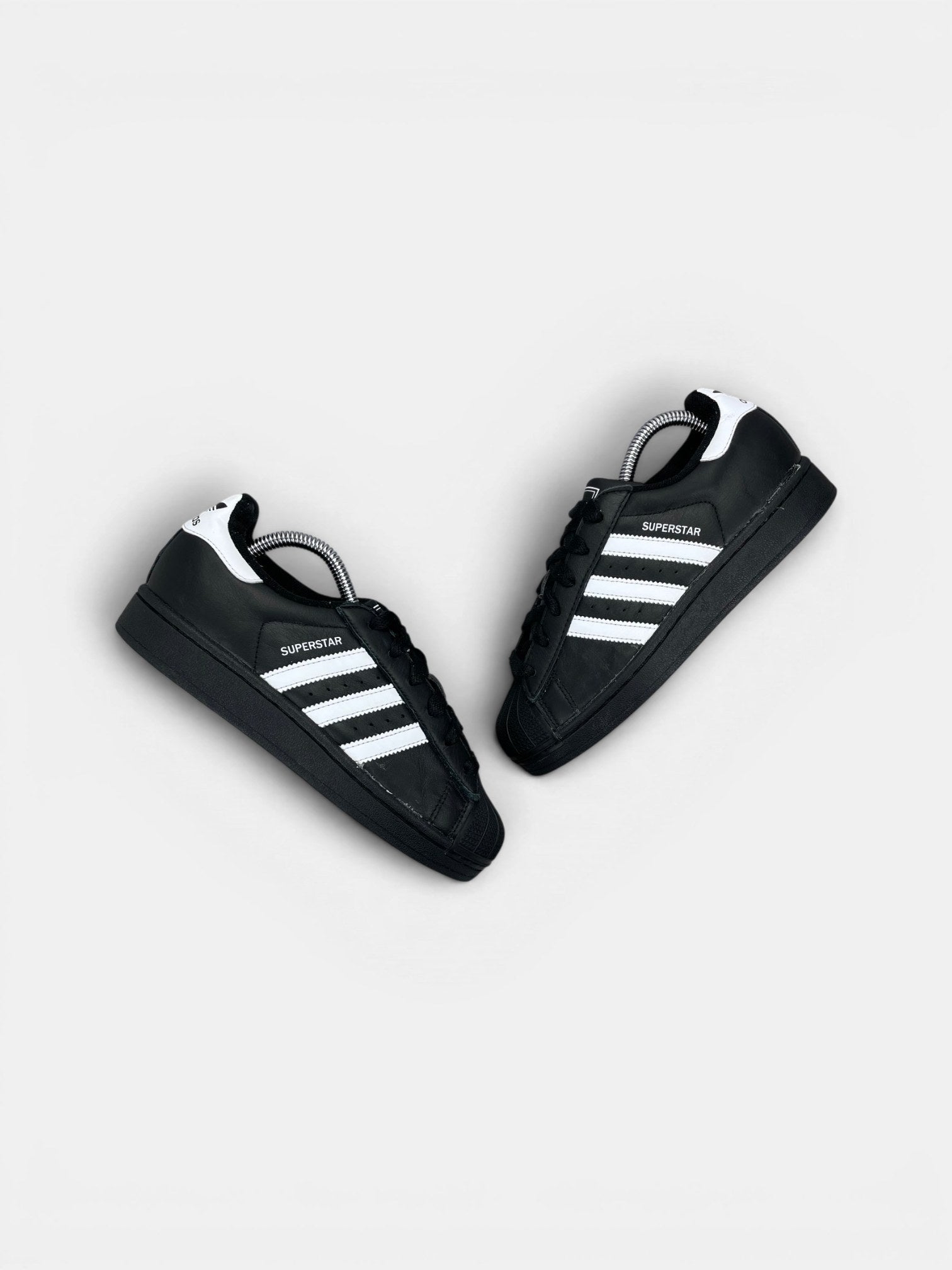 Adidas Superstar II Black White — buty sportowe damskie w bardzo dobrym stanie rozmiar 36, widok z góry na zewnętrzną stronę butów