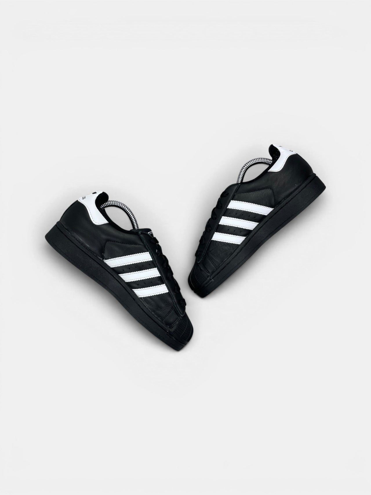 Adidas Superstar II Black White — buty sportowe damskie w bardzo dobrym stanie rozmiar 36, widok z góry na wewnętrzną stronę butów