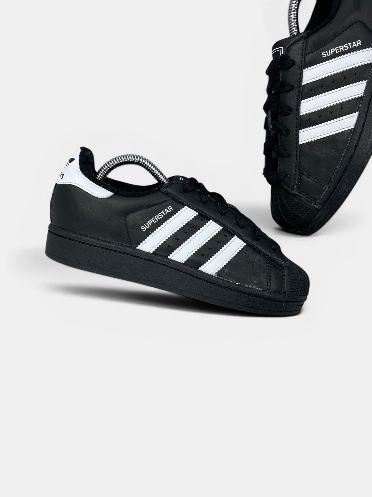 Adidas Superstar II Black White — buty sportowe damskie w bardzo dobrym stanie rozmiar 36, zewnętrzny panel prawego buta