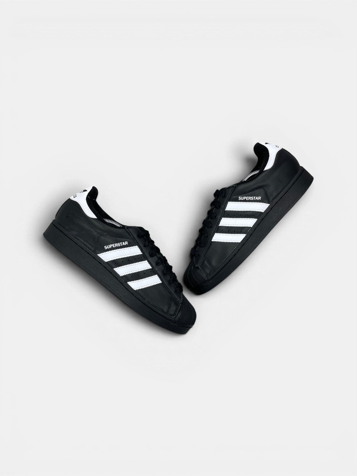 Adidas Superstar II Black White — buty sportowe męskie w bardzo dobrym stanie rozmiar 41 1/3, widok z góry na zewnętrzną stronę butów