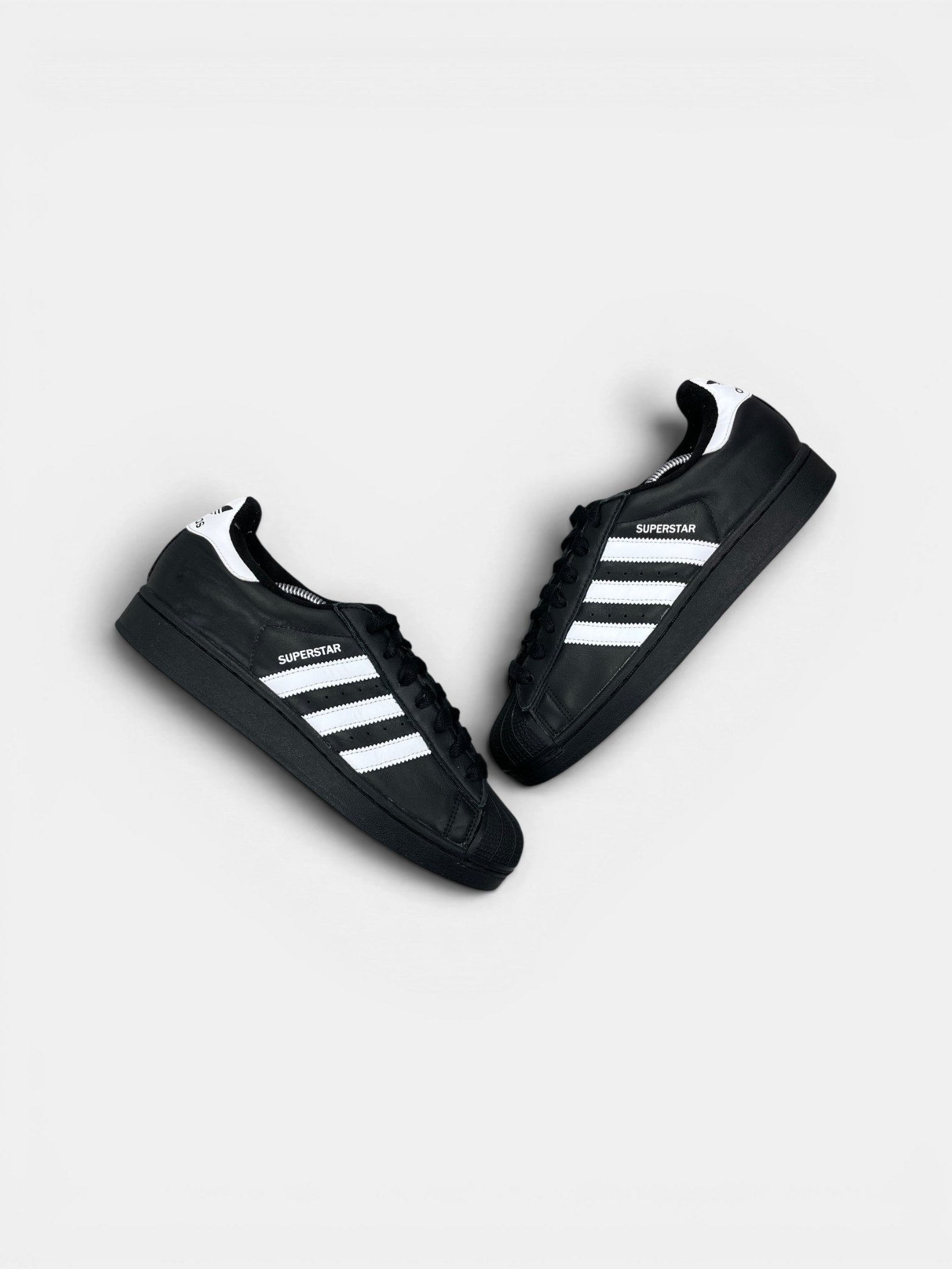 Adidas Superstar II Black White — buty sportowe męskie w bardzo dobrym stanie rozmiar 41 1/3, widok z góry na zewnętrzną stronę butów