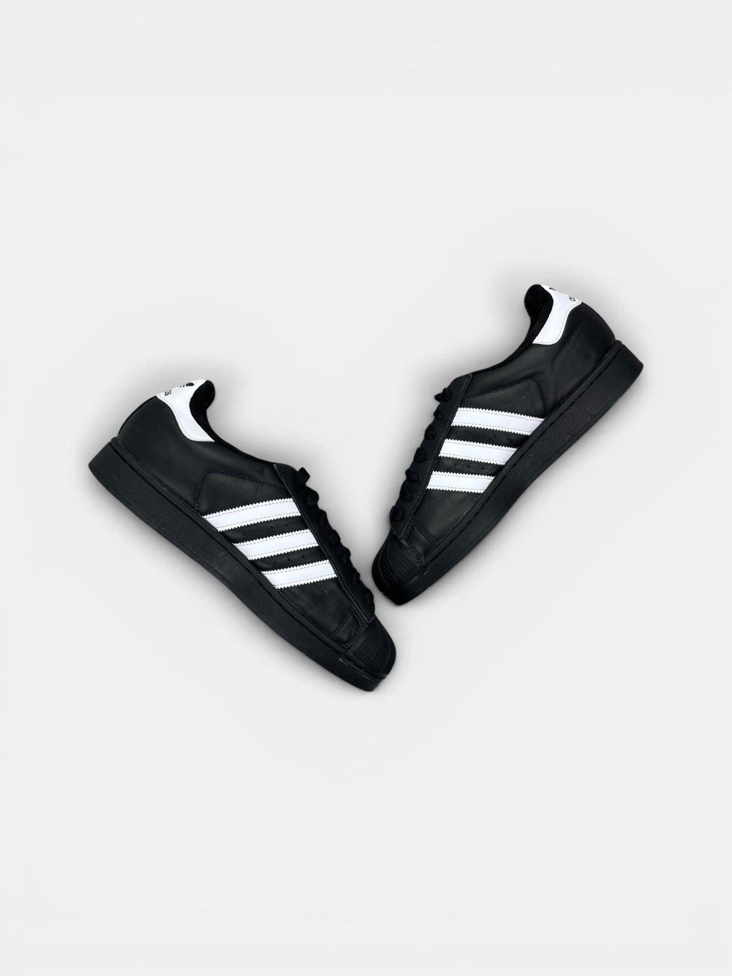 Adidas Superstar II Black White — buty sportowe męskie w bardzo dobrym stanie rozmiar 41 1/3, zewnętrzny panel prawego buta