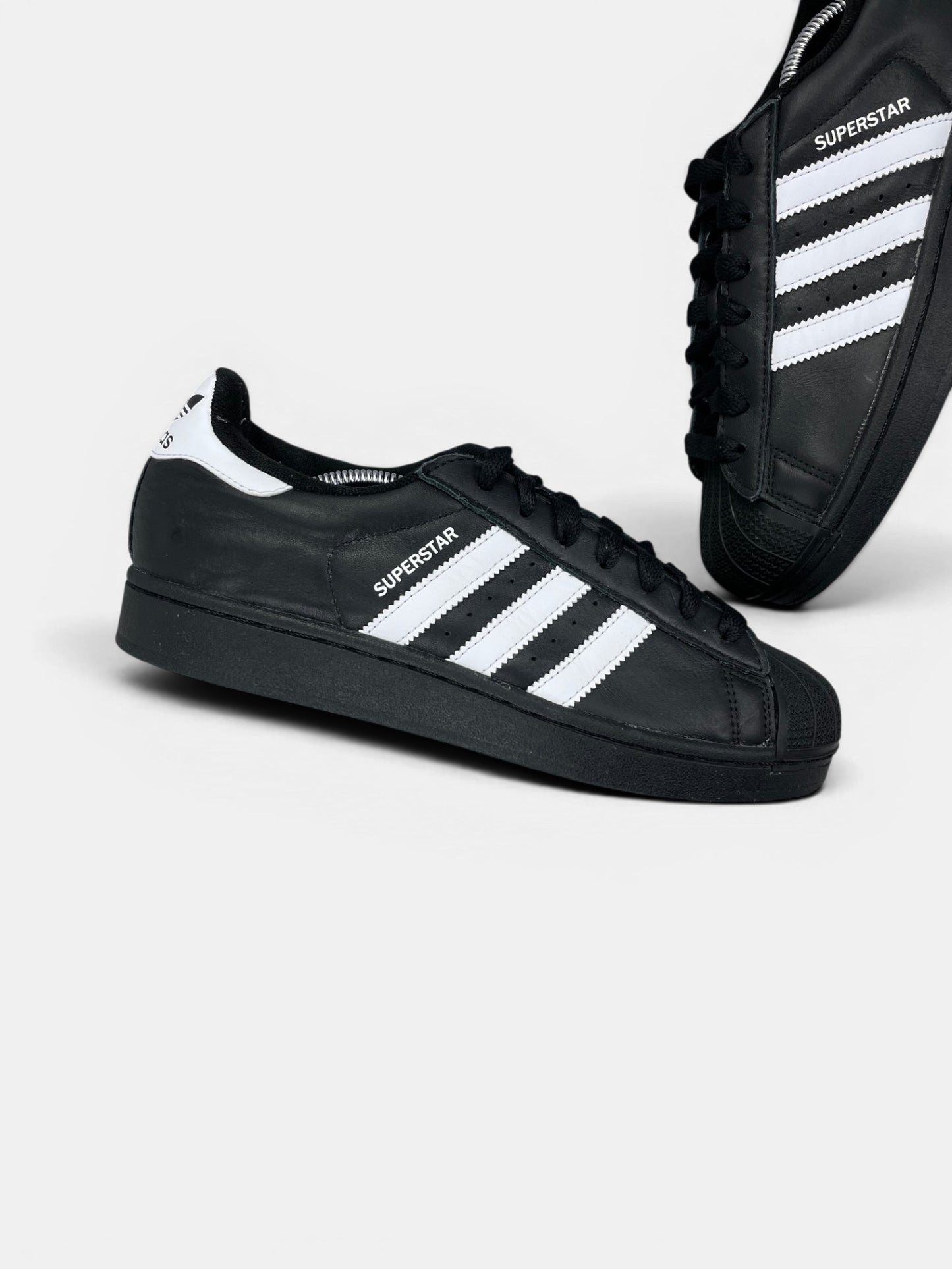 Adidas Superstar II Black White — buty sportowe męskie w bardzo dobrym stanie rozmiar 41 1/3, zewnętrzny panel lewego buta