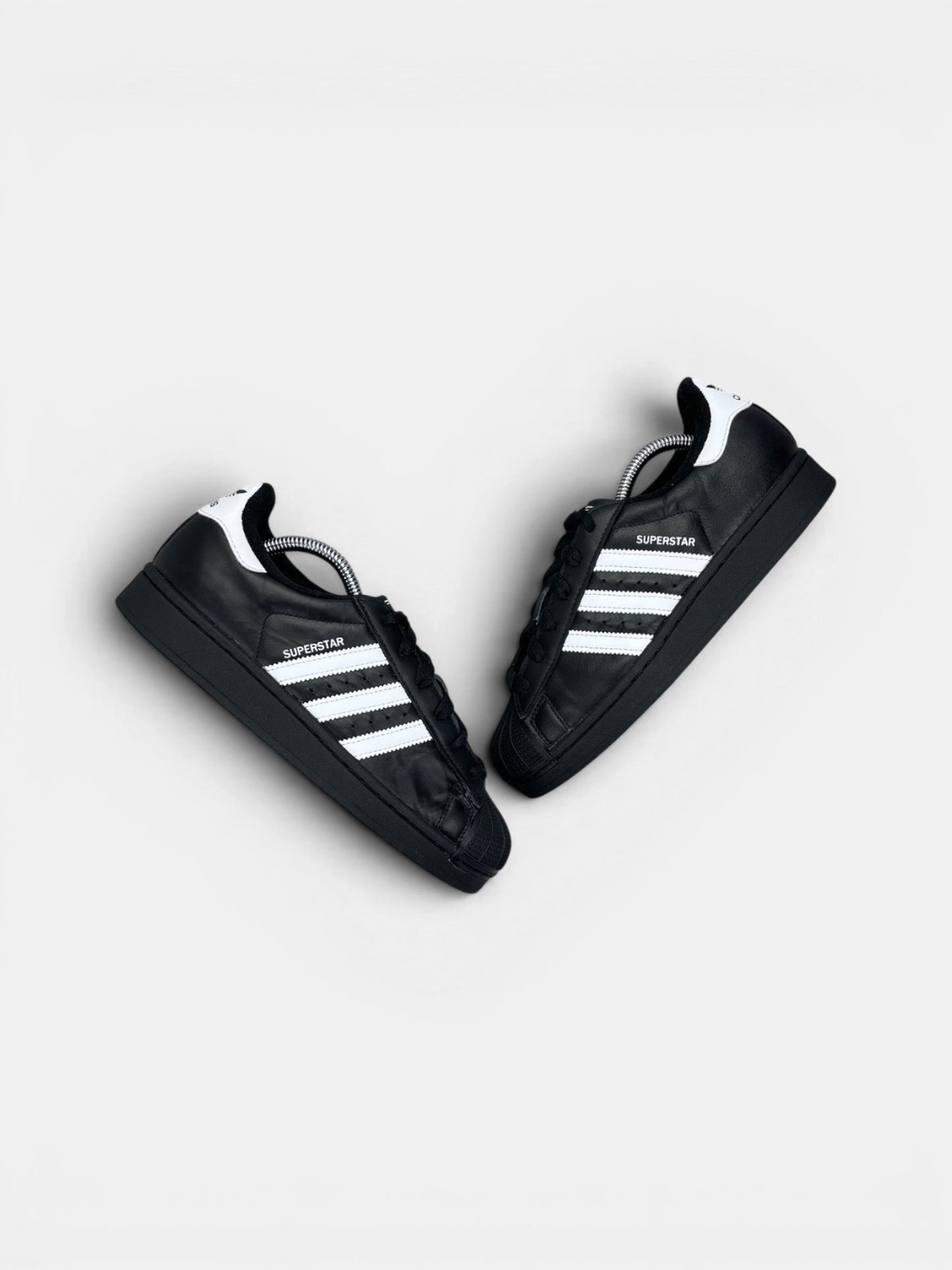 Adidas Superstar II — buty sportowe damskie w bardzo dobrym stanie rozmiar 38 2/3, widok z góry na zewnętrzną stronę butów