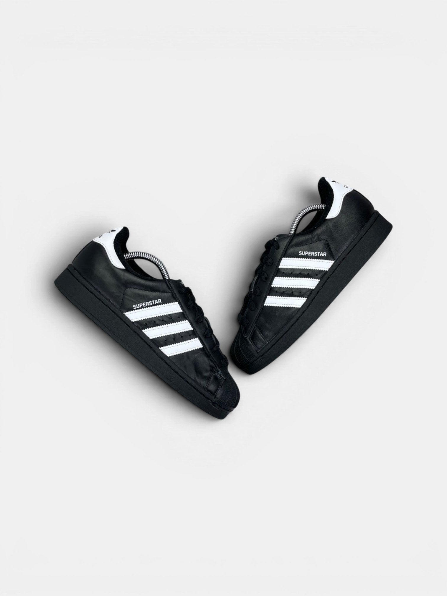 Adidas Superstar II — buty sportowe damskie w bardzo dobrym stanie rozmiar 38 2/3, widok z góry na zewnętrzną stronę butów