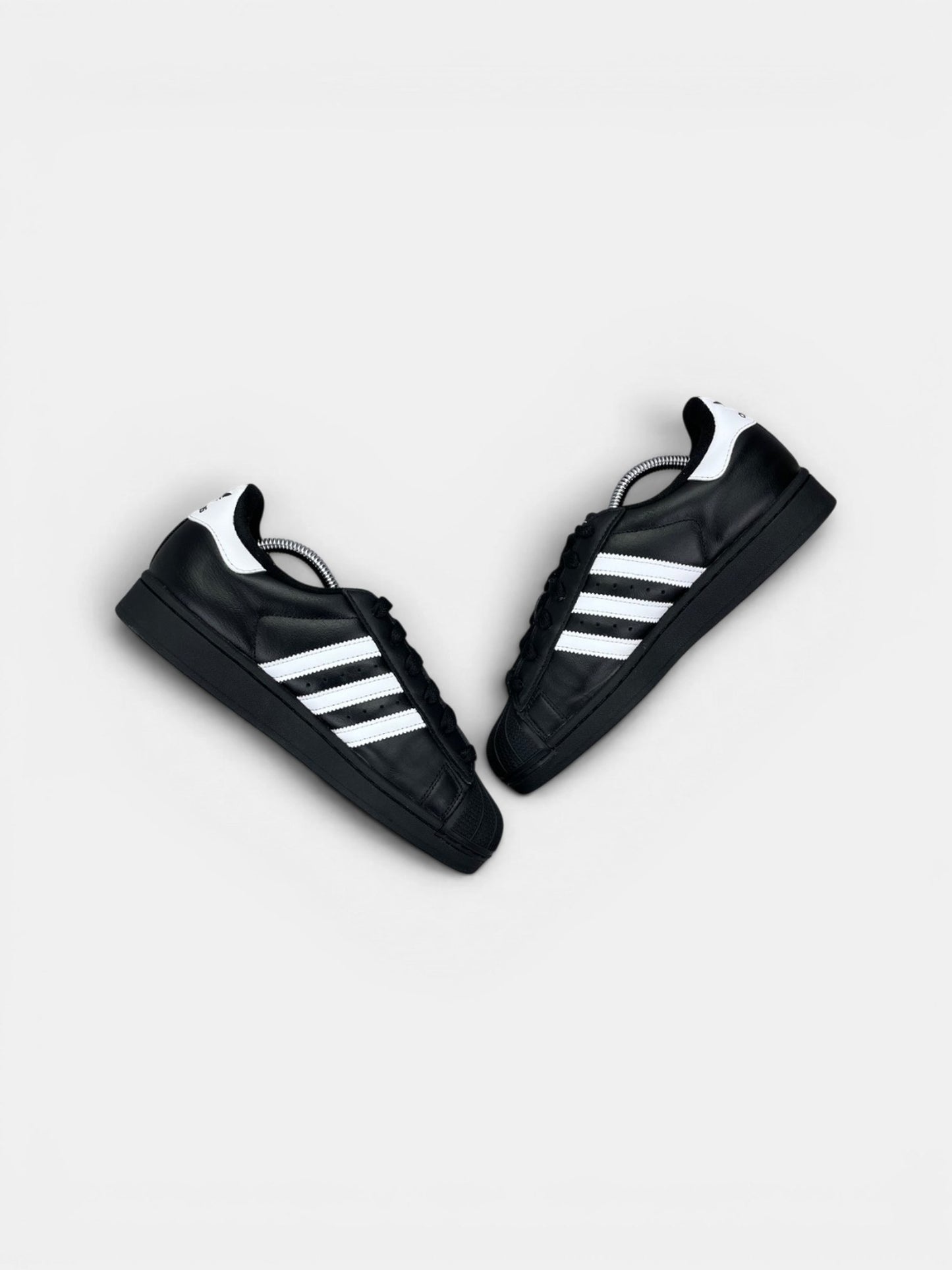 Adidas Superstar II — buty sportowe damskie w bardzo dobrym stanie rozmiar 38 2/3, widok z góry na wewnętrzną stronę butów