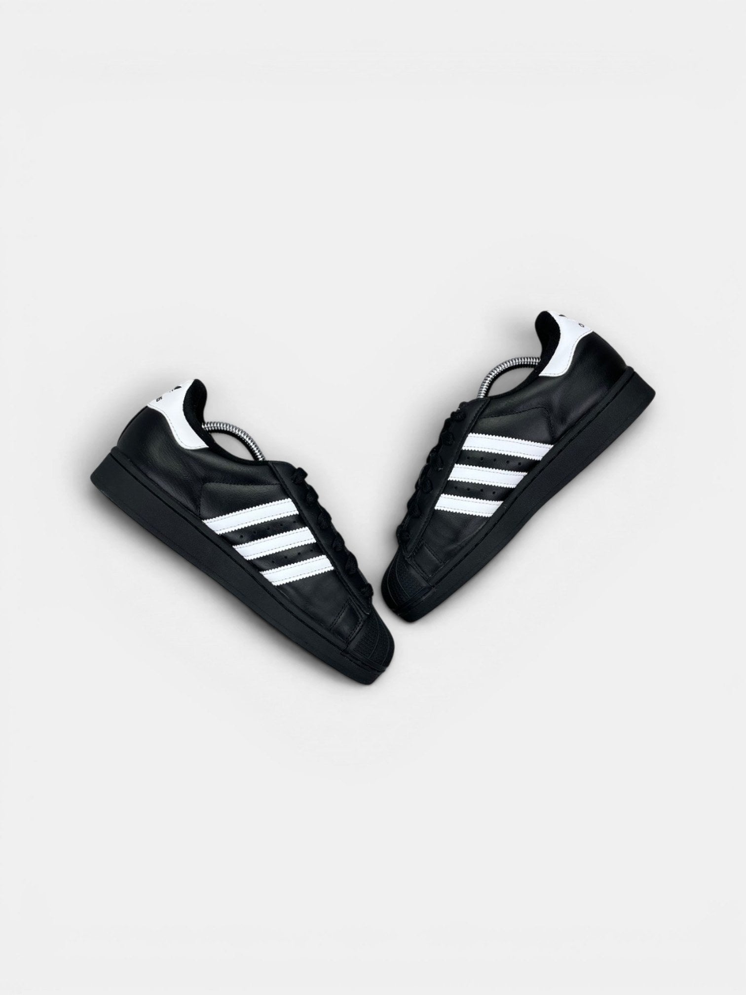 Adidas Superstar II — buty sportowe damskie w bardzo dobrym stanie rozmiar 38 2/3, widok z góry na wewnętrzną stronę butów