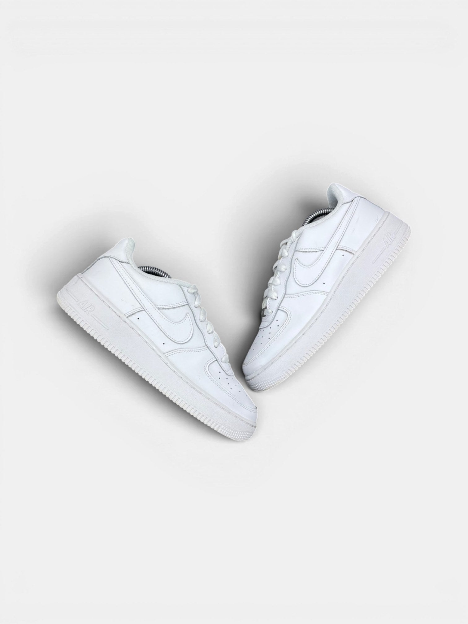 Nike Air Force 1 Low Triple White — buty sportowe damskie w bardzo dobrym stanie rozmiar 38.5, widok z góry na zewnętrzną stronę butów