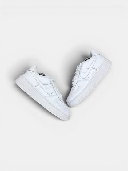 Nike Air Force 1 Low Triple White — buty sportowe damskie w bardzo dobrym stanie rozmiar 38.5, widok z góry na zewnętrzną stronę butów
