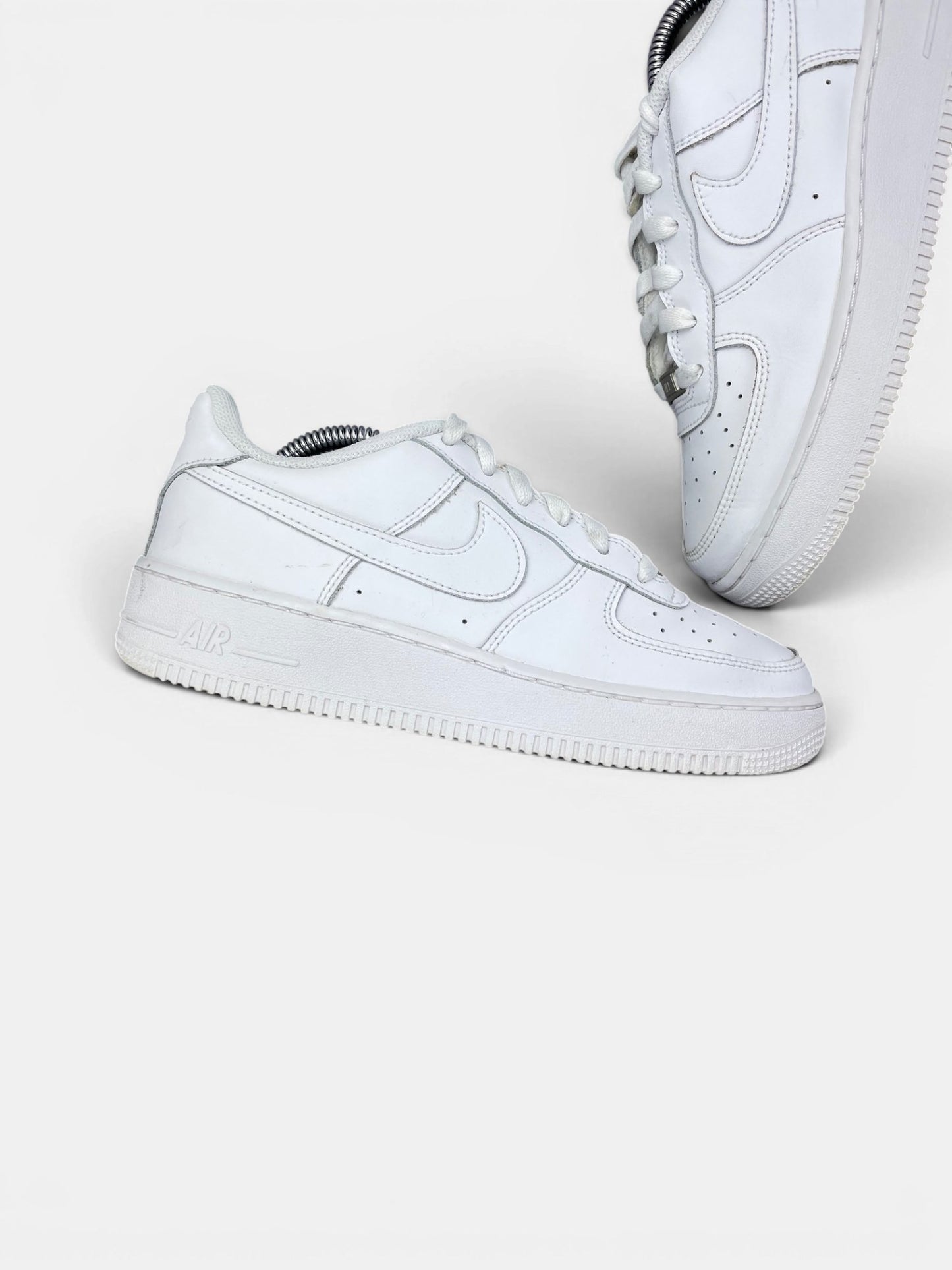 Nike Air Force 1 Low Triple White — buty sportowe damskie w bardzo dobrym stanie rozmiar 38.5, zewnętrzny panel prawego buta
