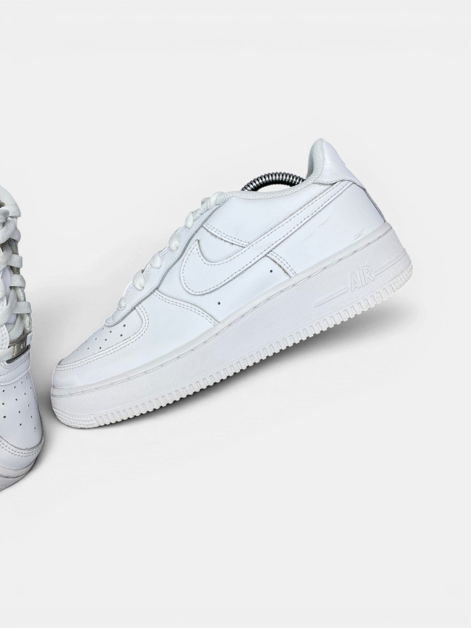 Nike Air Force 1 Low Triple White — buty sportowe damskie w bardzo dobrym stanie rozmiar 38.5, zewnętrzny panel lewego buta