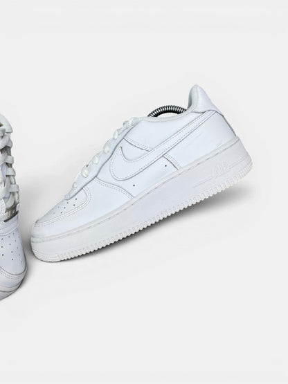 Nike Air Force 1 Low Triple White — buty sportowe damskie w bardzo dobrym stanie rozmiar 38.5, zewnętrzny panel lewego buta