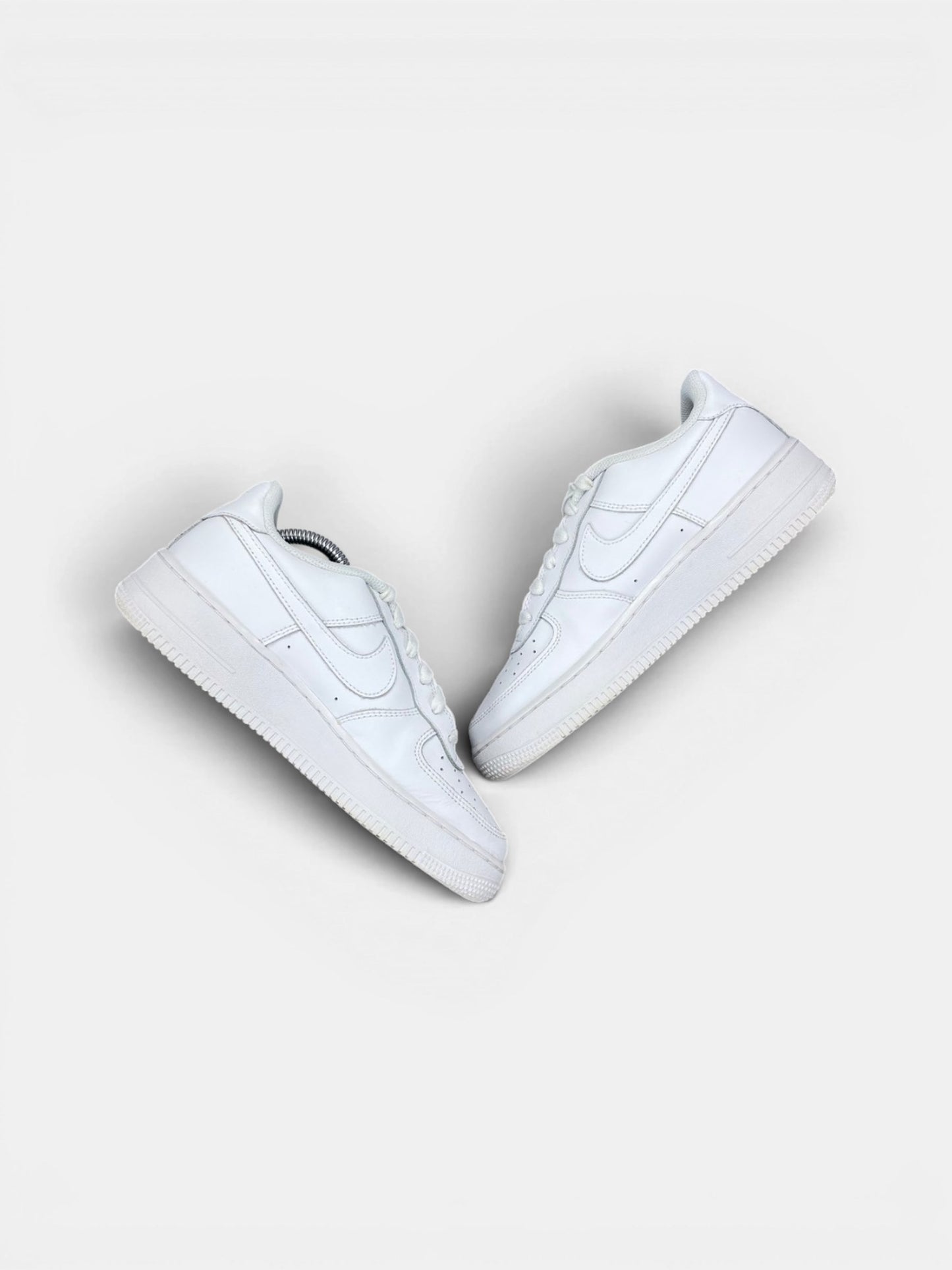 Nike Air Force 1 Low Triple White — buty sportowe damskie w bardzo dobrym stanie rozmiar 38.5, widok z góry na wewnętrzną stronę butów