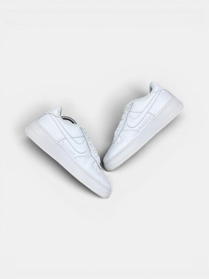 Nike Air Force 1 Low Triple White — buty sportowe damskie w bardzo dobrym stanie rozmiar 38.5, widok z góry na wewnętrzną stronę butów